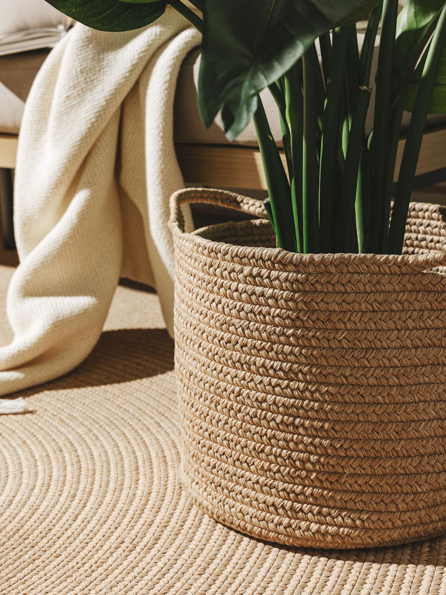 Korg Nandi Beige med -design i 80% Polypropylen, 20% Polyester från benuta Nest