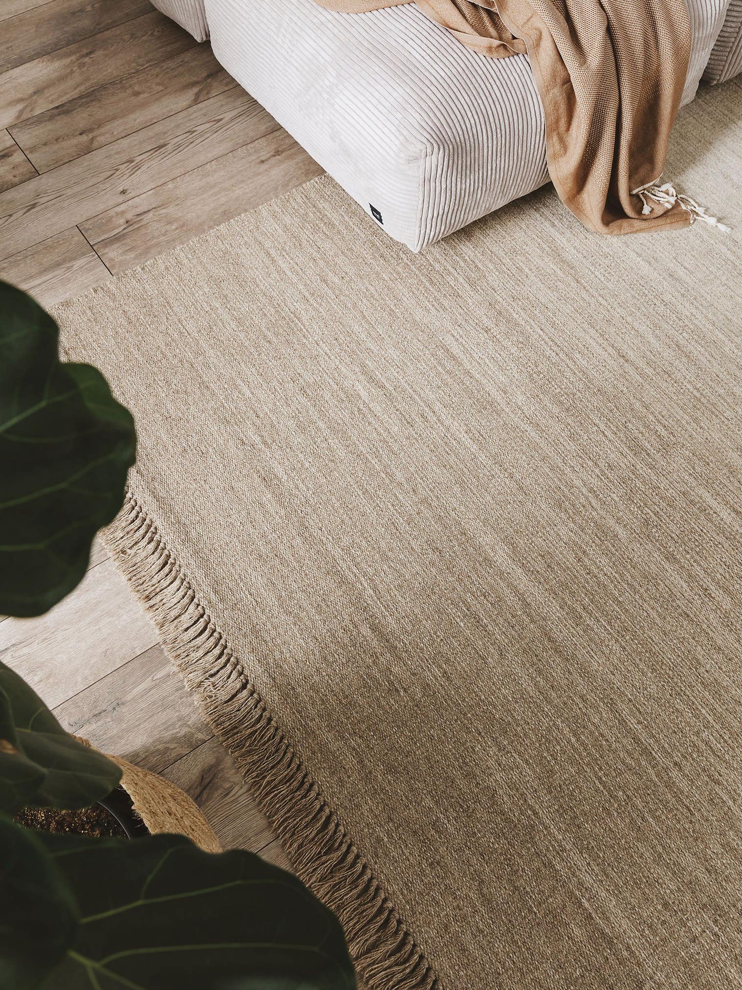 Tapis en 90% Laine, 10% Coton en Beige avec une pile de 1- 5 mm de hauteur de benuta Pure