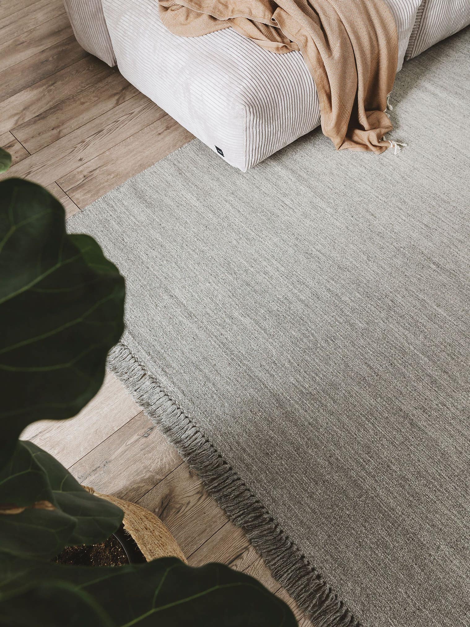 Tapete de 90% lã, 10% algodão em Cinzento com pelo de até 5 mm de altura da benuta Pure