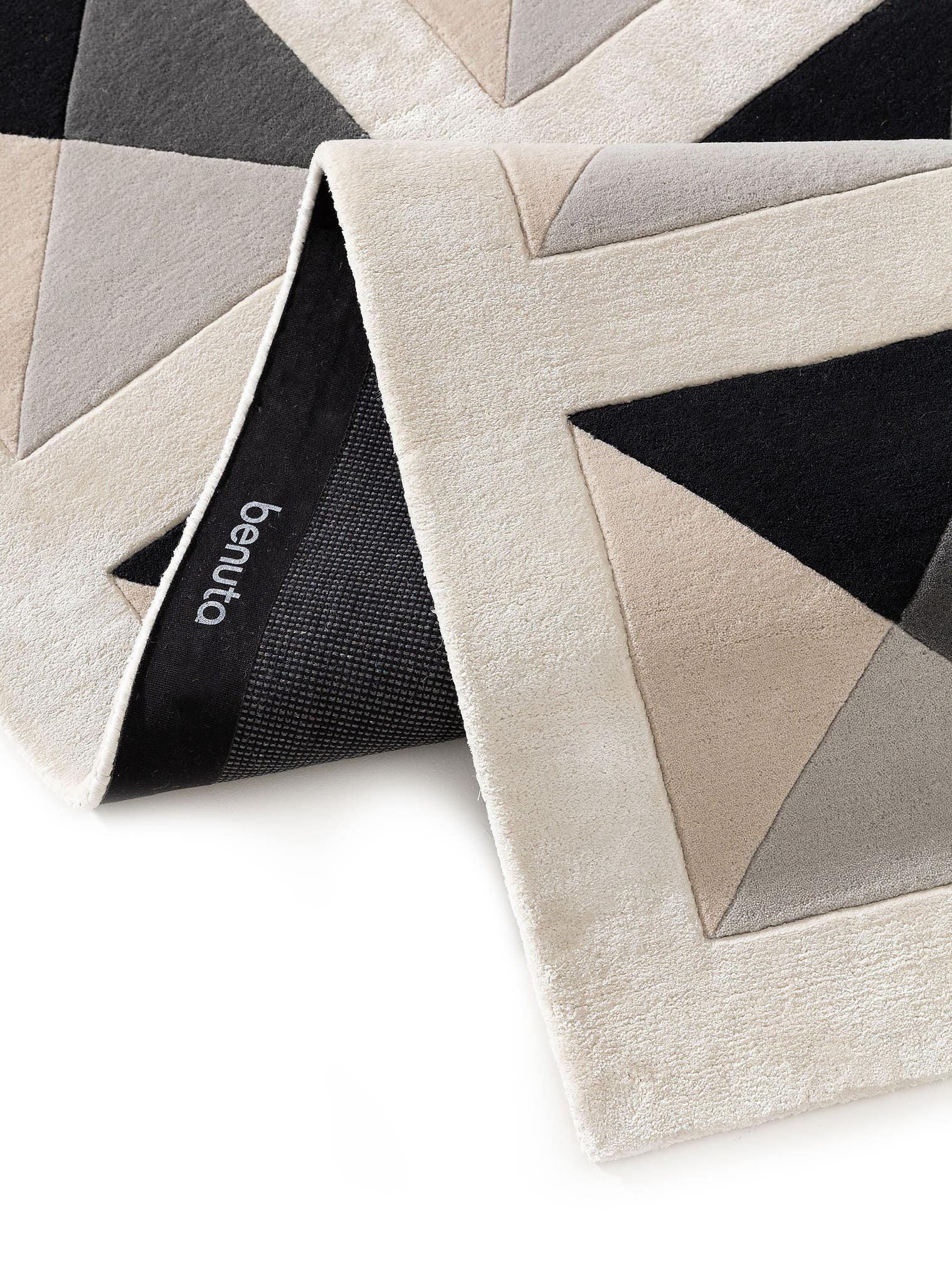 Tapijt van 60% Wol, 40% Lyocell (TENCEL™) in Beige met een 6 - 10 mm hoge pool van benuta Finest