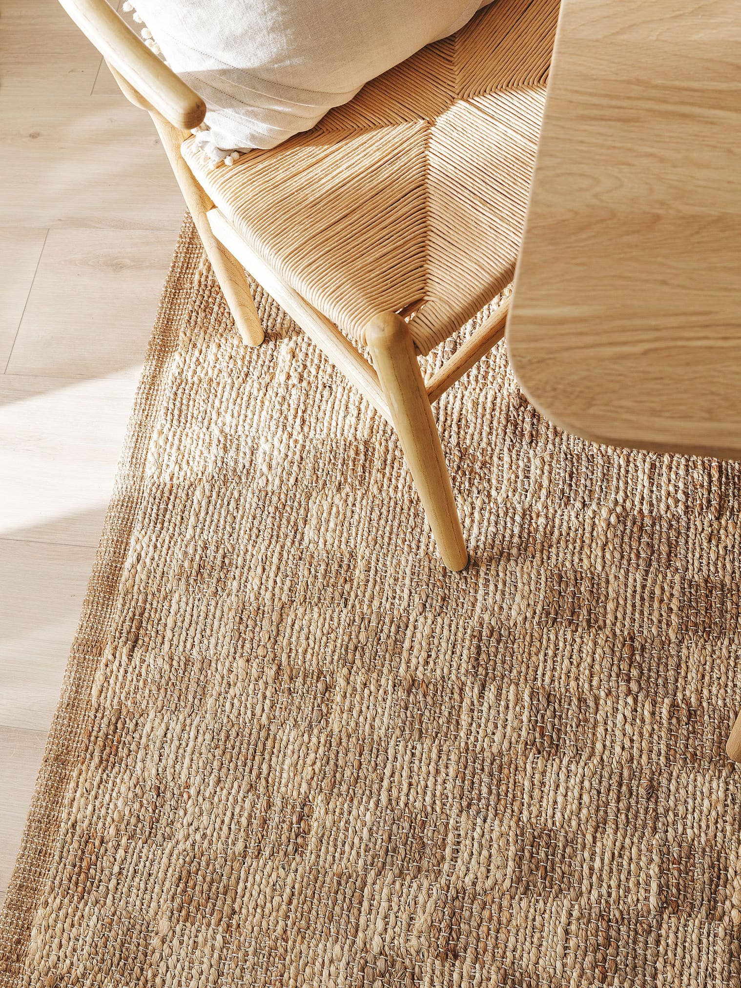 Tapijt van 80% Jute, 20% Katoen in Beige met een 1- 5 mm hoge pool van benuta Pure