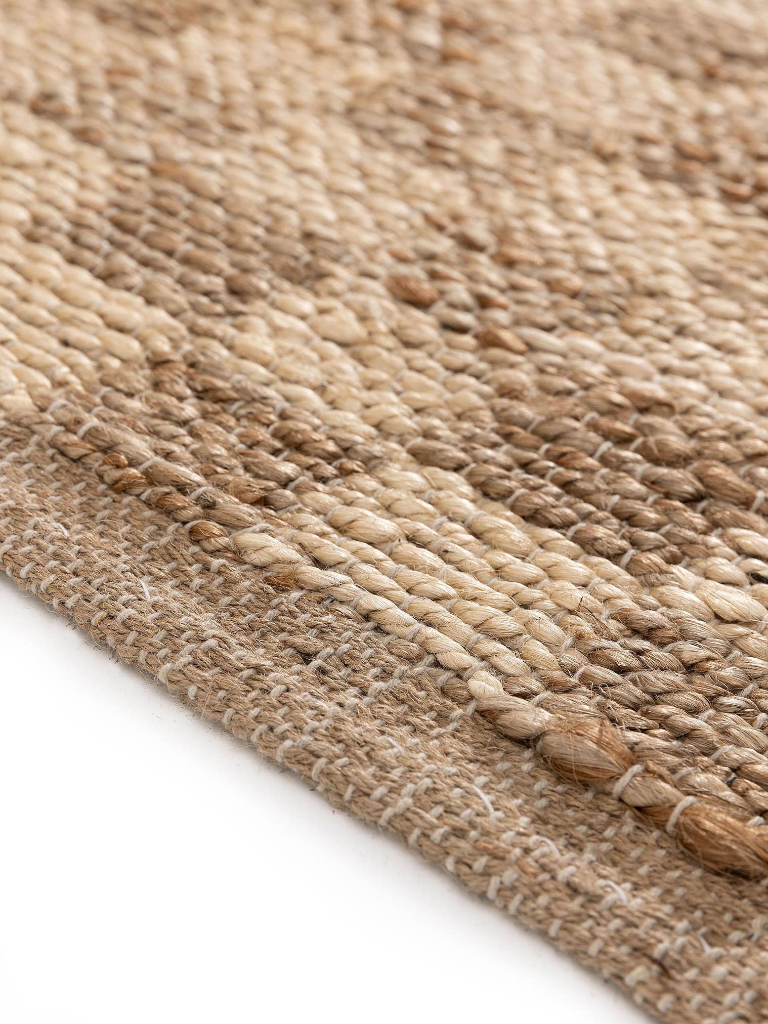 Tapijt van 80% Jute, 20% Katoen in Beige met een 1- 5 mm hoge pool van benuta Pure