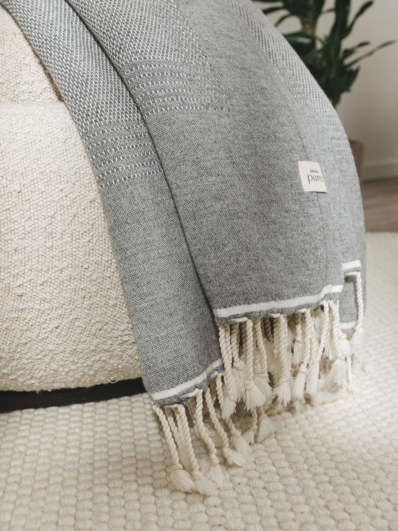 Decke Olivia Grau im Design Uni aus 30% Wolle, 40% Baumwolle, 15% Viskose, 15% Polyamid von benuta Pure