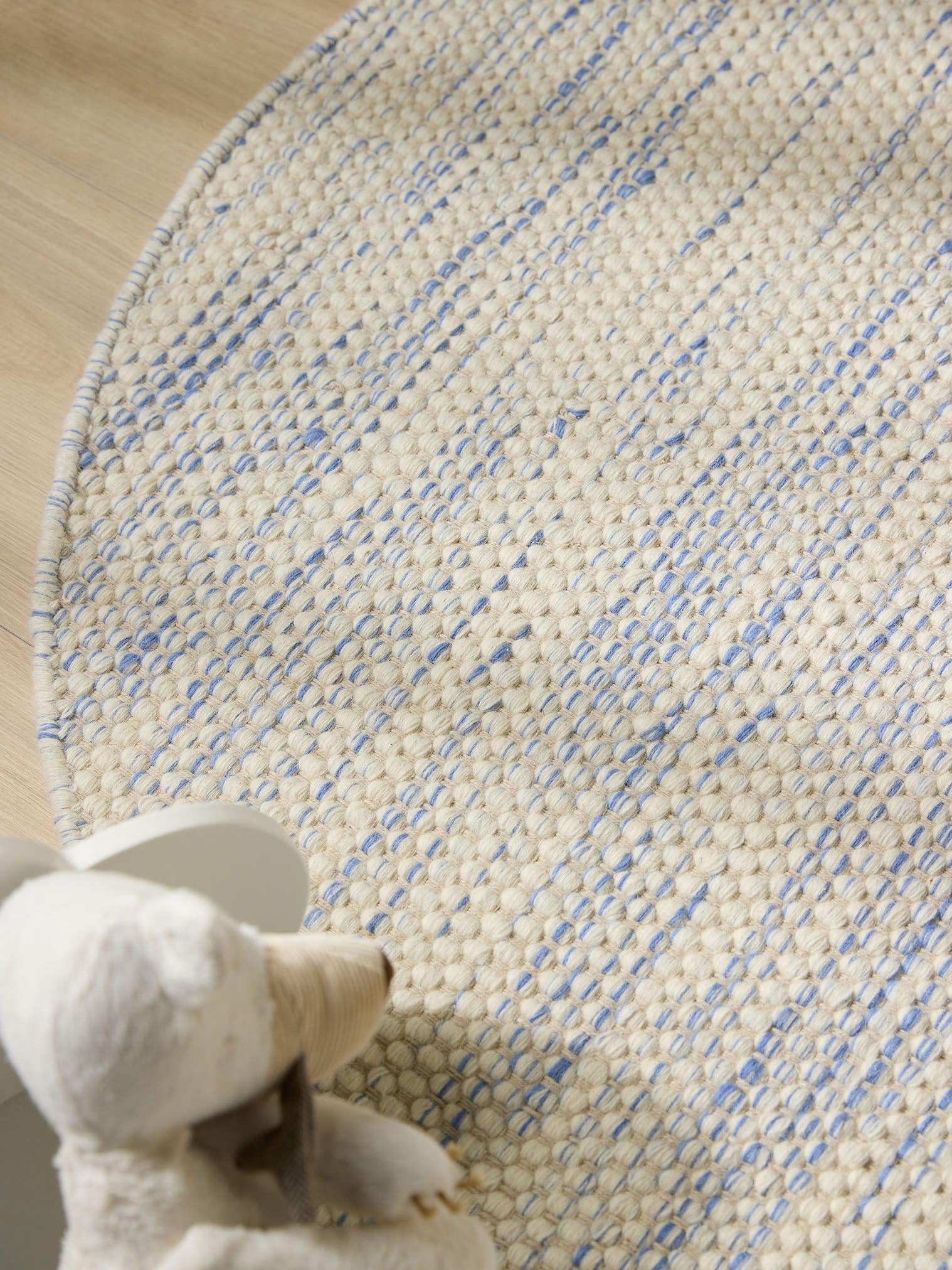 Teppich aus 100% Wolle (aus Neuseeland) in Blau mit bis 5 mm hohem Flor von Lytte