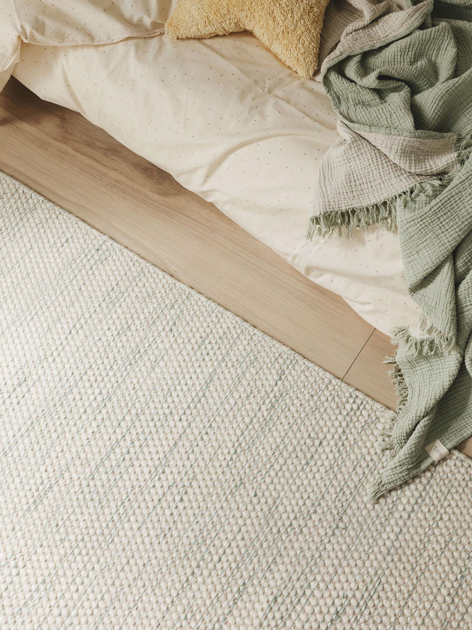 Teppich aus 100% Wolle in Grün mit bis 5 mm hohem Flor von Lytte