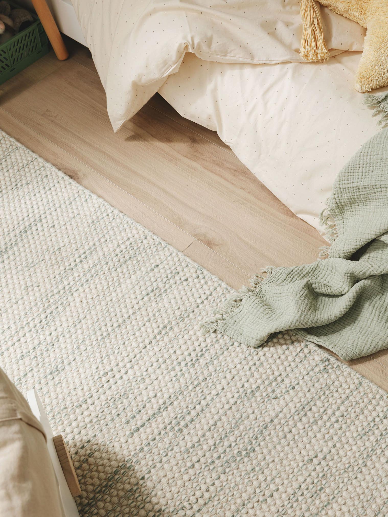 Teppich aus 100% Wolle in Grün mit bis 5 mm hohem Flor von Lytte