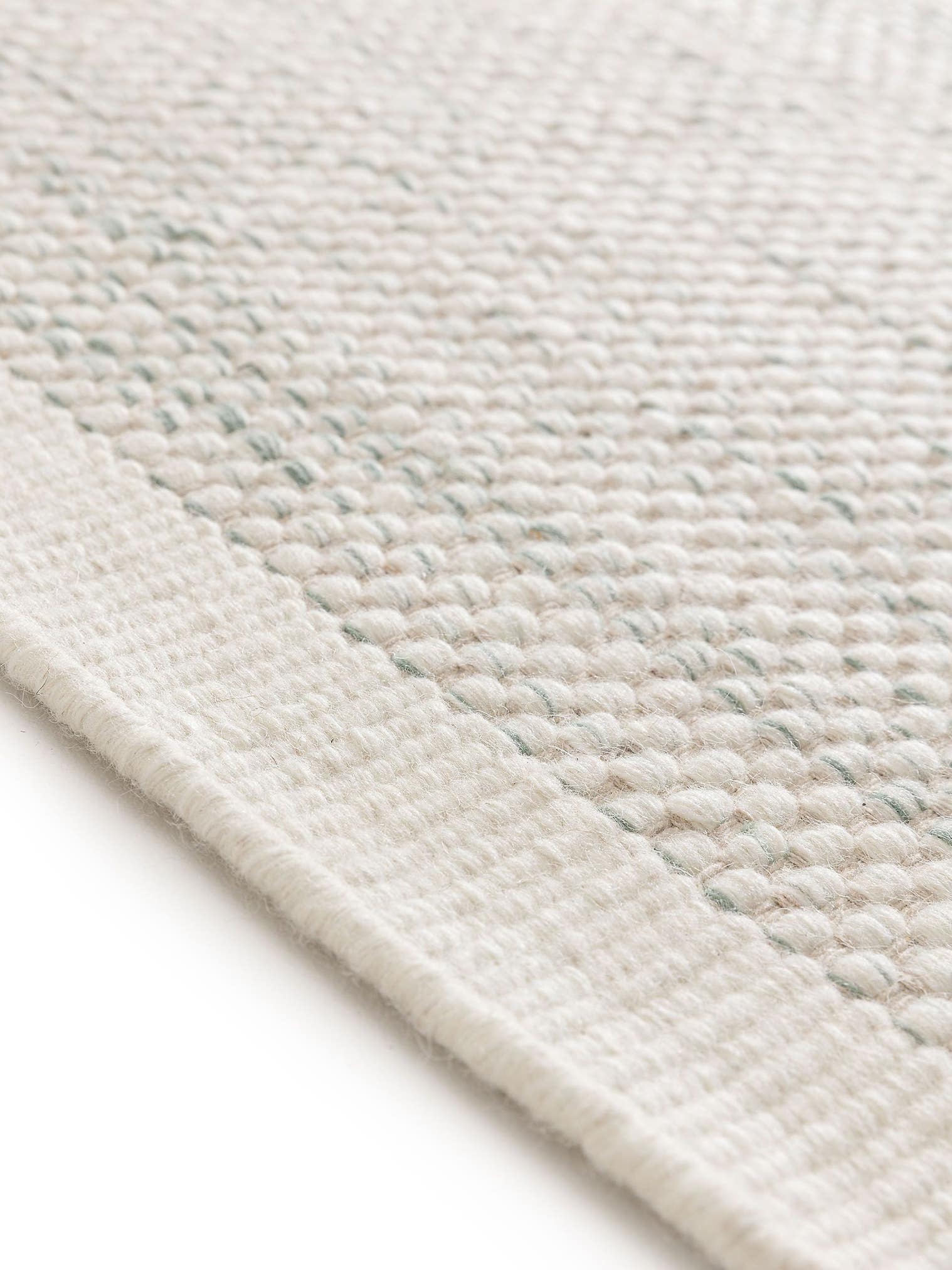 Teppich aus 100% Wolle in Grün mit bis 5 mm hohem Flor von Lytte