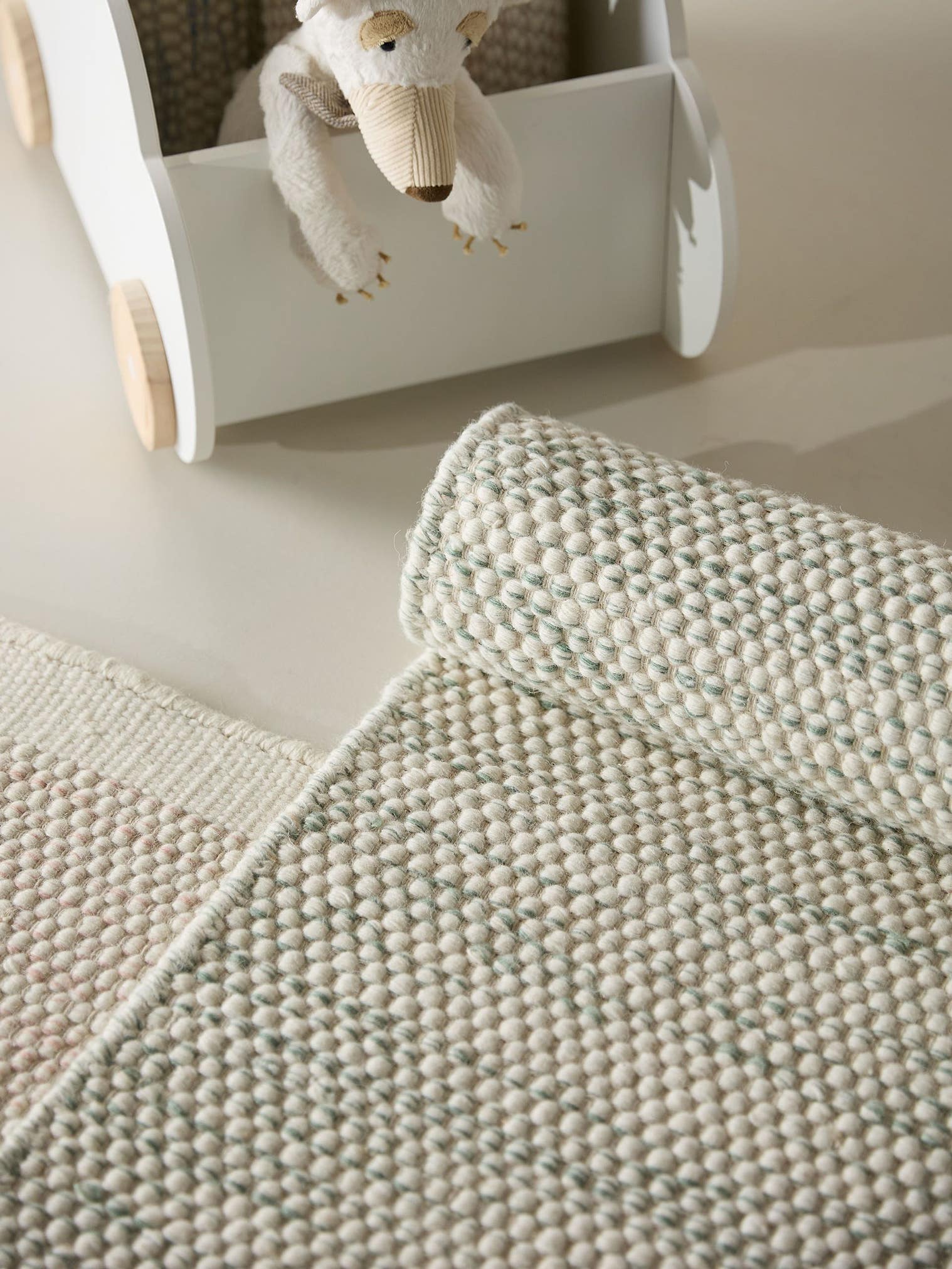 Teppich aus 100% Wolle (aus Neuseeland) in Grün mit bis 5 mm hohem Flor von Lytte
