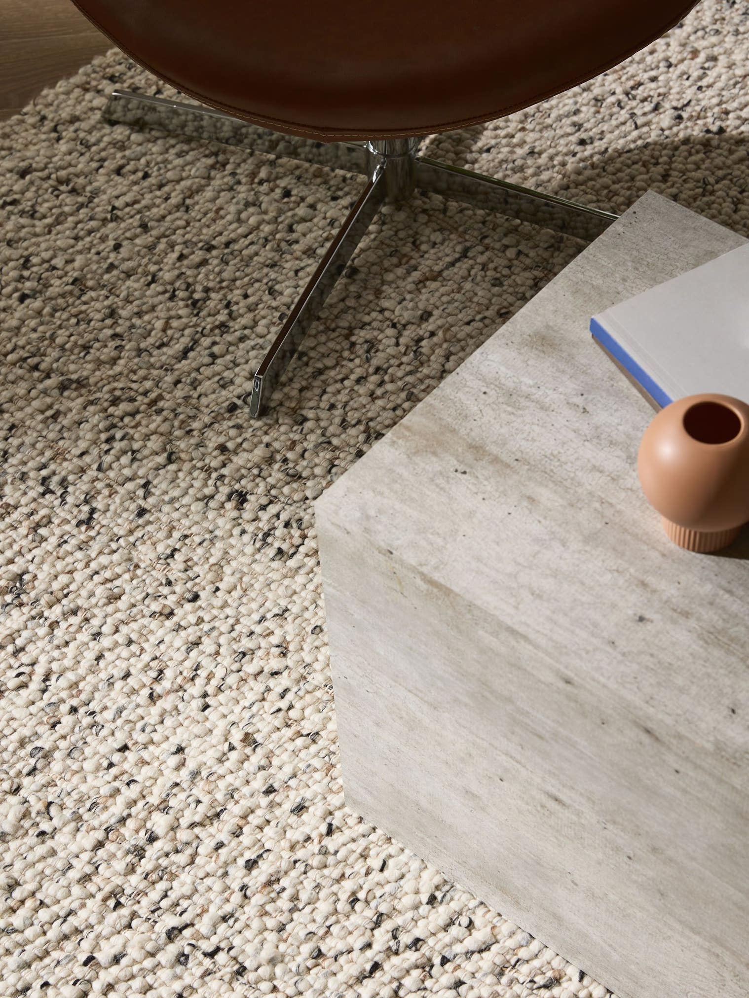 Teppich aus 70% Wolle, 15% Jute, 15% Baumwolle in Schwarz/Weiß mit 11 bis 20 mm hohem Flor von benuta Pure