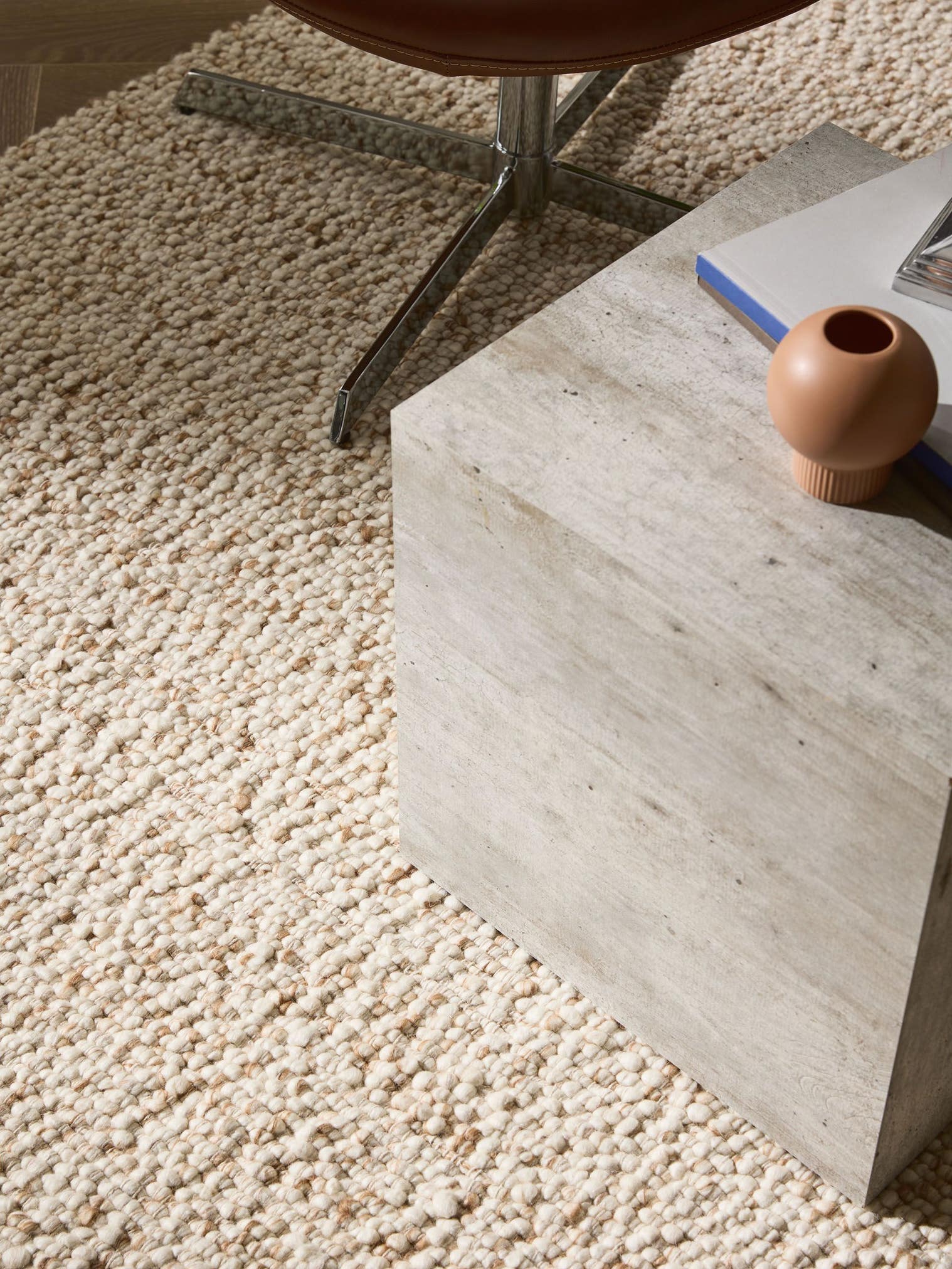 Teppich aus 70% Wolle, 15% Jute, 15% Baumwolle in Braun mit 11 bis 20 mm hohem Flor von benuta Pure