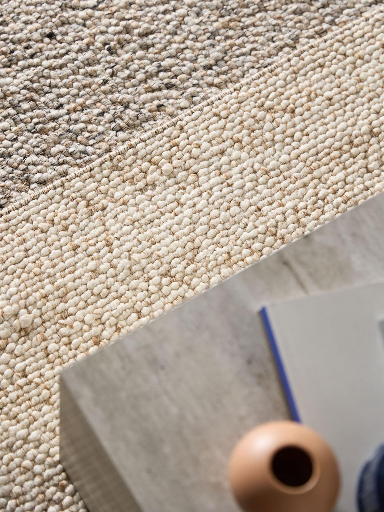 Teppich aus 70% Wolle, 15% Jute, 15% Baumwolle in Braun mit 11 bis 20 mm hohem Flor von benuta Pure