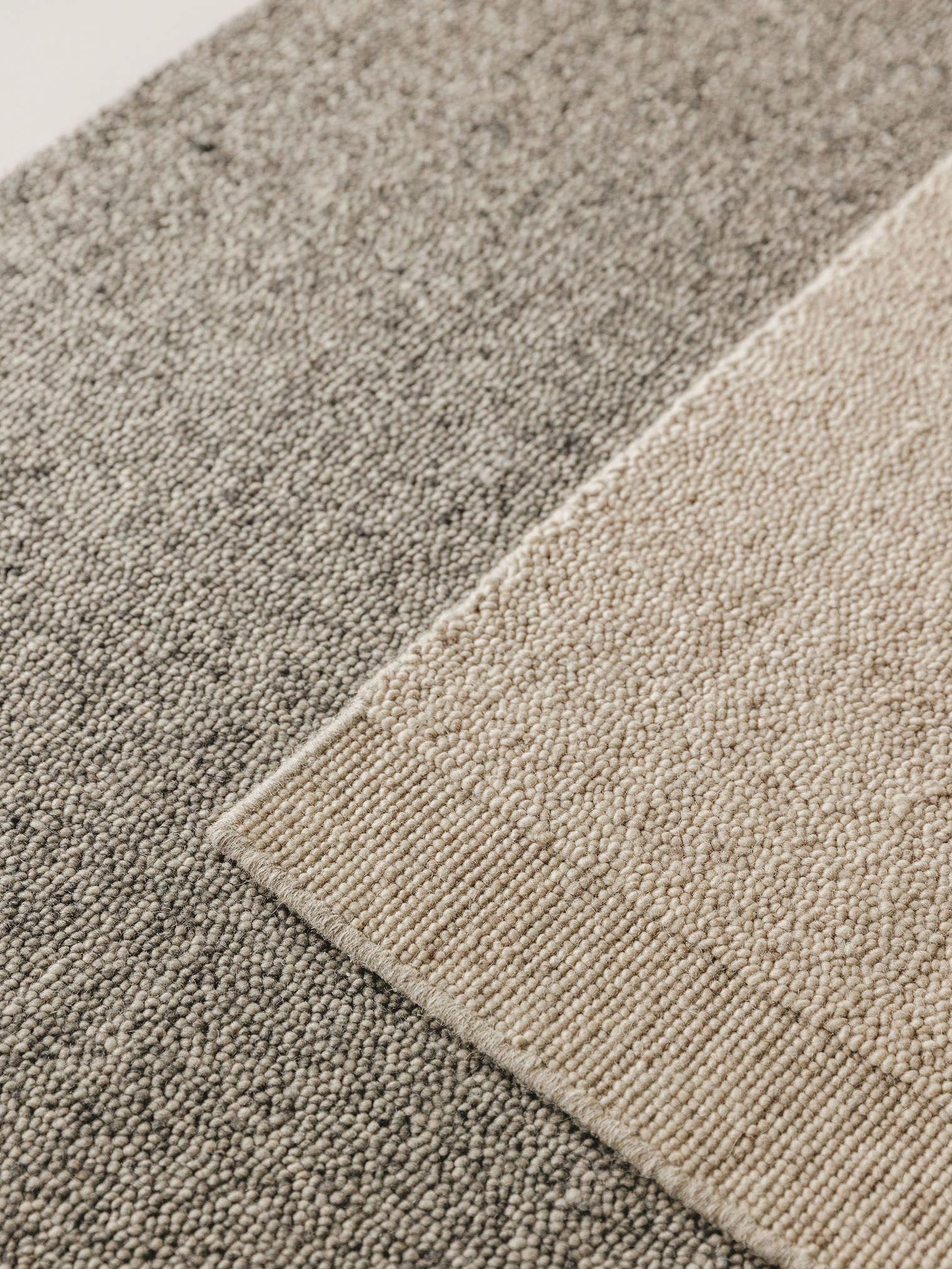 Tappeto di 80% lana, 20% cotone in Grigio con pelo alto 11 - 20 mm da benuta Pure