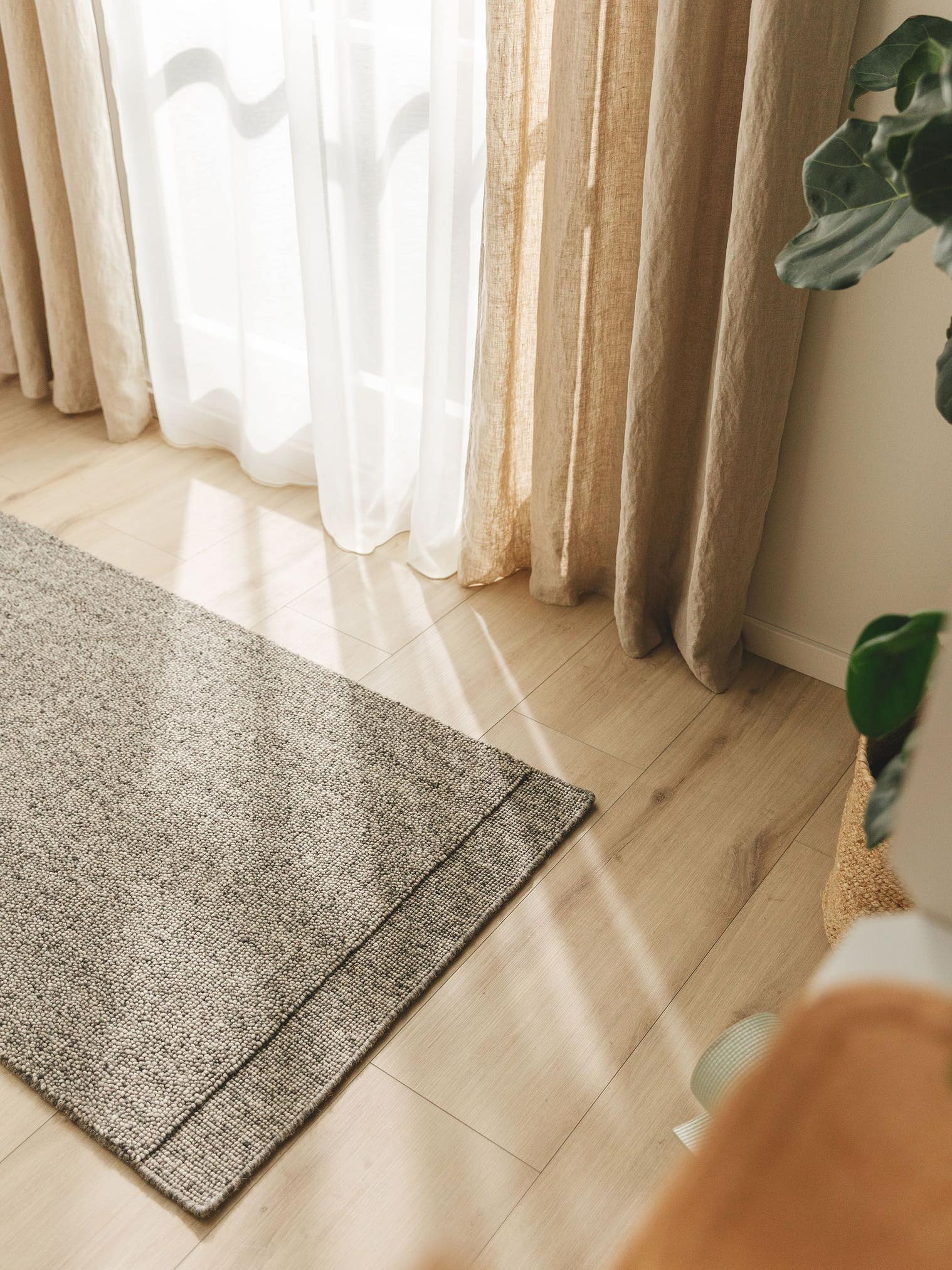 Teppich aus 80% Wolle, 20% Baumwolle in Grau mit 11 bis 20 mm hohem Flor von benuta Pure