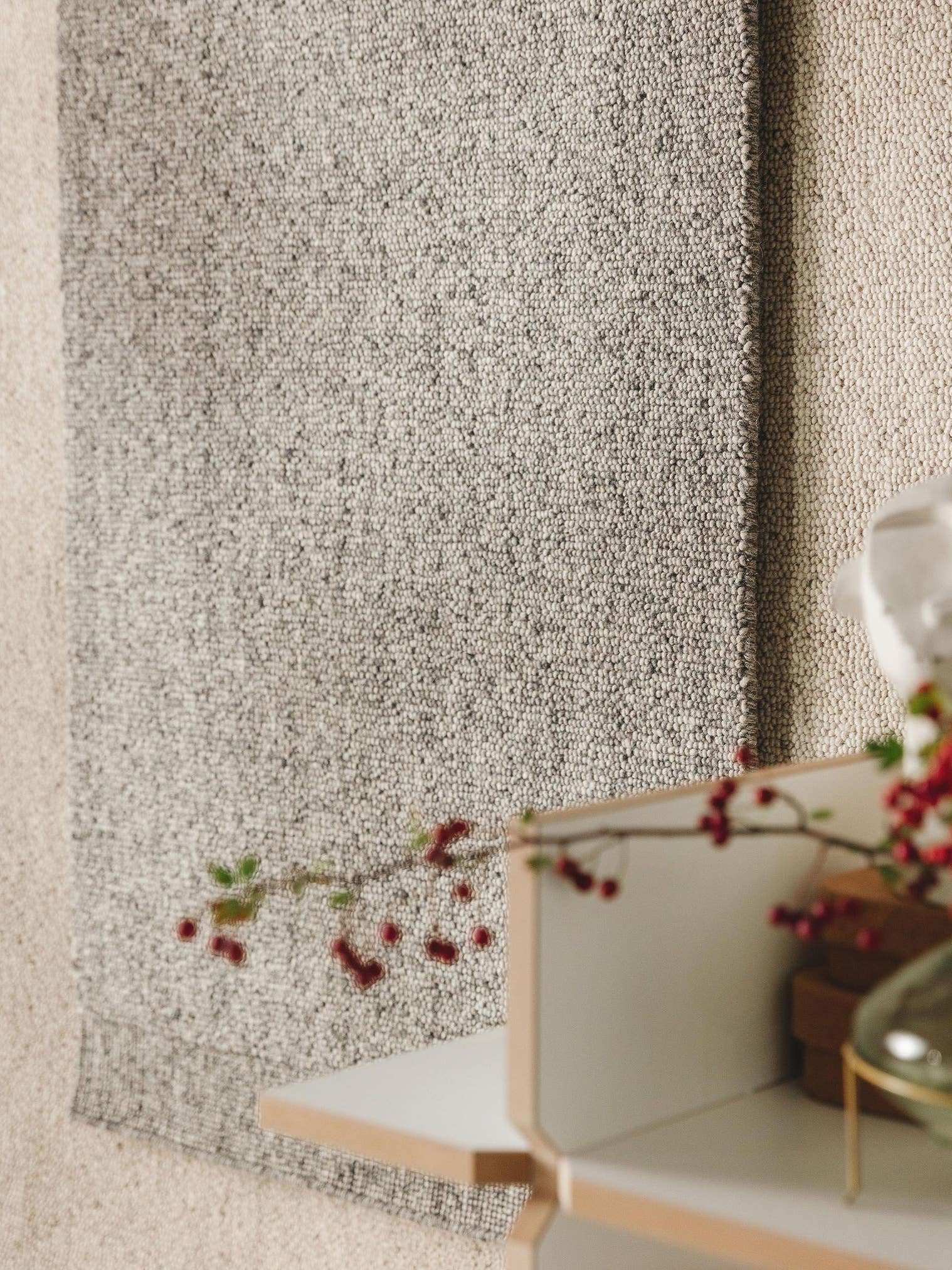 Teppich aus 80% Wolle, 20% Baumwolle in Grau mit 11 bis 20 mm hohem Flor von benuta Pure