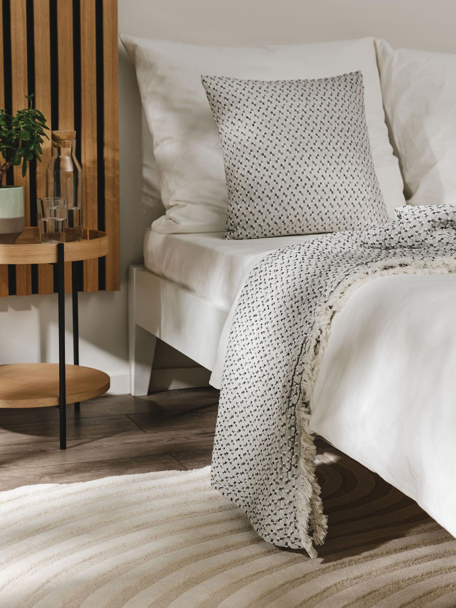 Decke Vanida Grau im Design Abstrakt aus 50% Wolle, 50% Baumwolle von benuta Pure