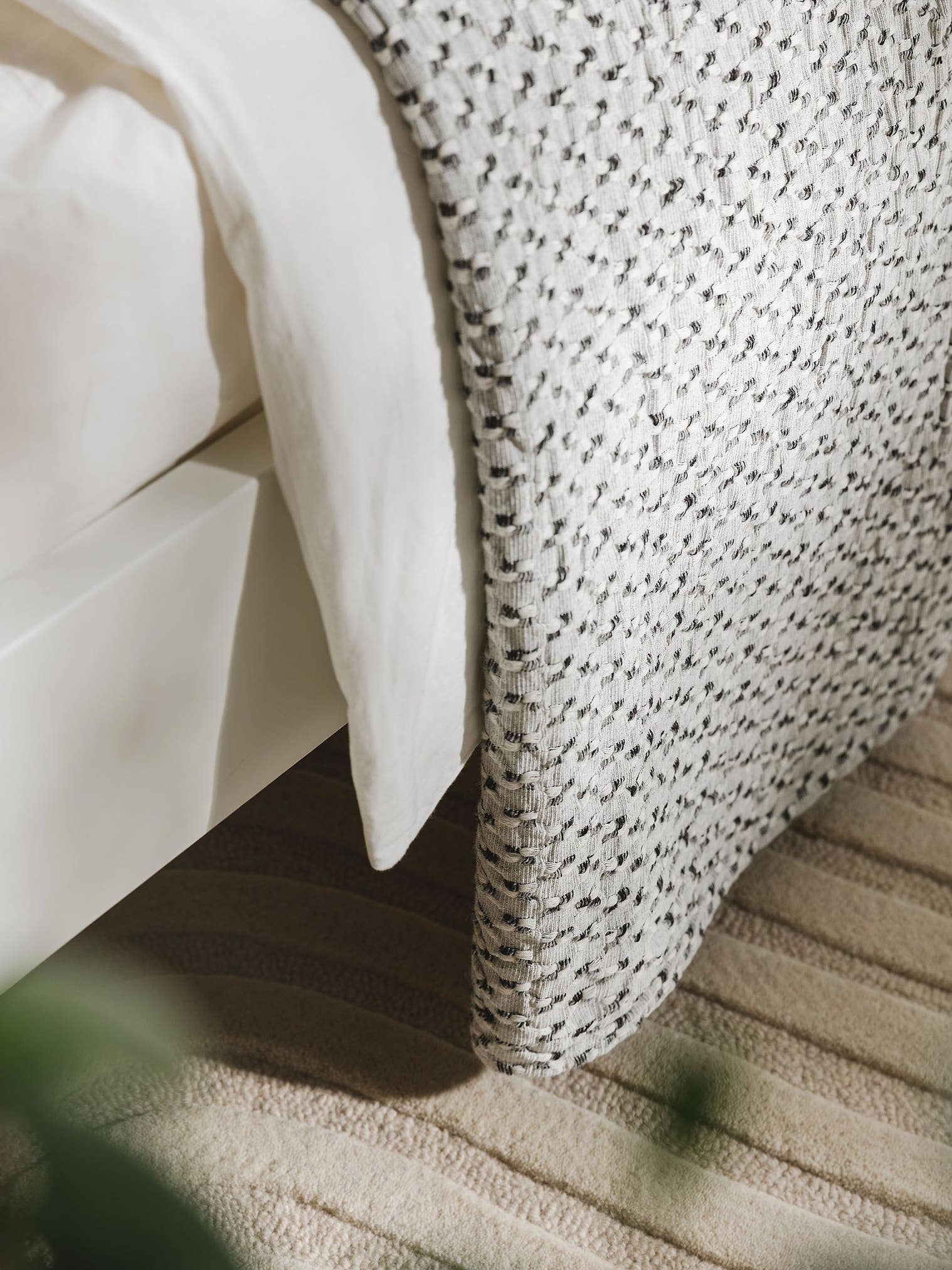Decke Vanida Grau im Design Abstrakt aus 50% Wolle, 50% Baumwolle von benuta Pure
