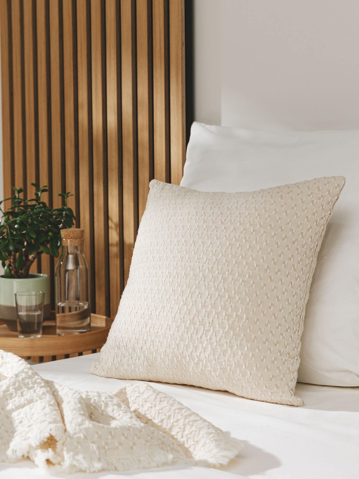 Cushion Cover Vanida Beige in Abstract design made of 50% Wool, 50% Cotton by benuta Pure