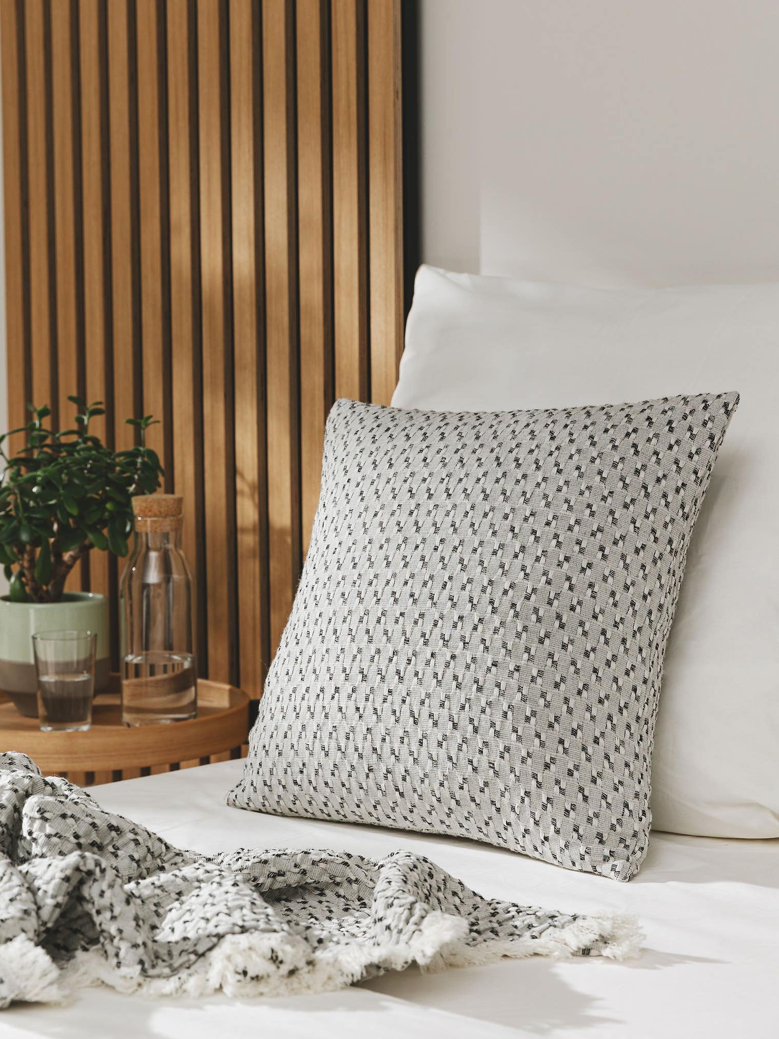 Housse de coussin Vanida Gris en motif Abstract en 50% Laine, 50% Coton de benuta Pure