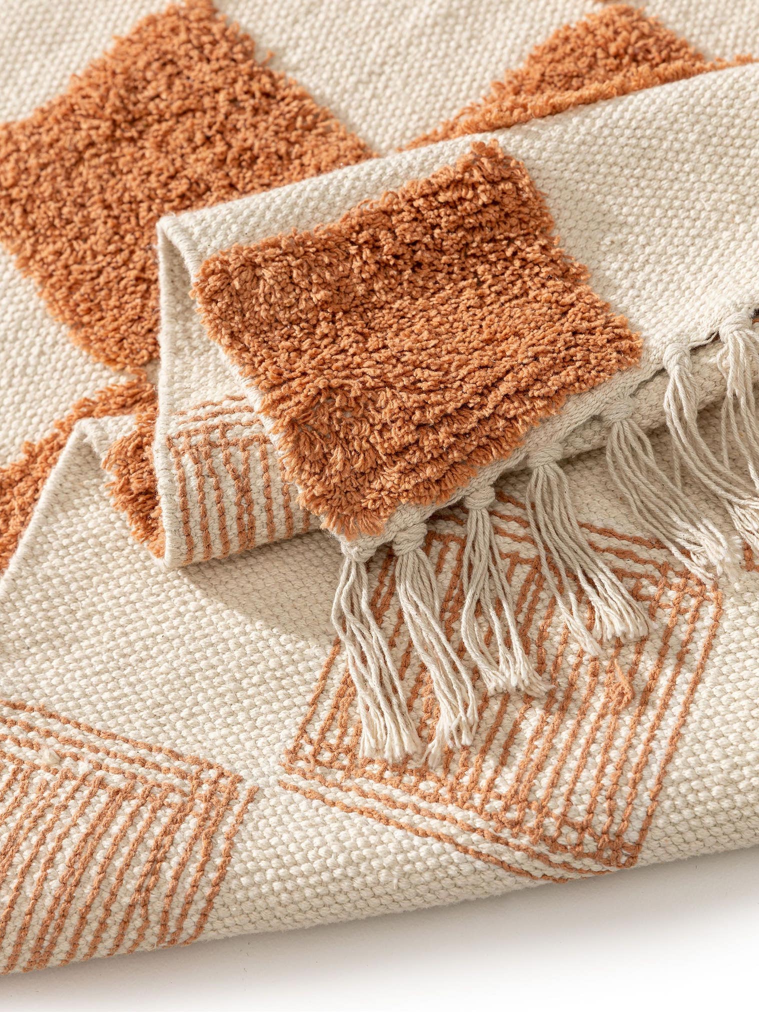 Rug made of 100% Cotton in Red with a 11 - 20 mm high pile by Lytte