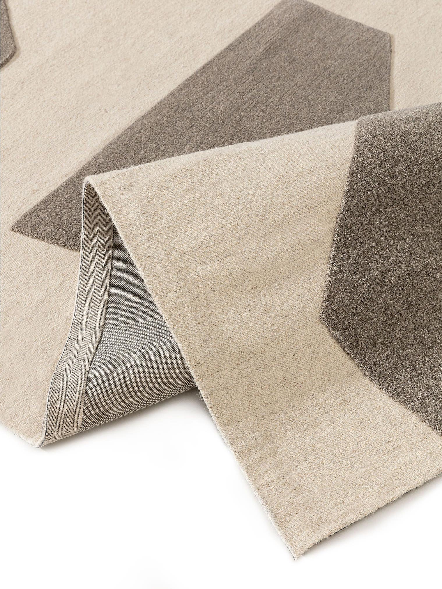 Teppich aus 80% Wolle, 20% Baumwolle in Grau mit 11 bis 20 mm hohem Flor von benuta Pure
