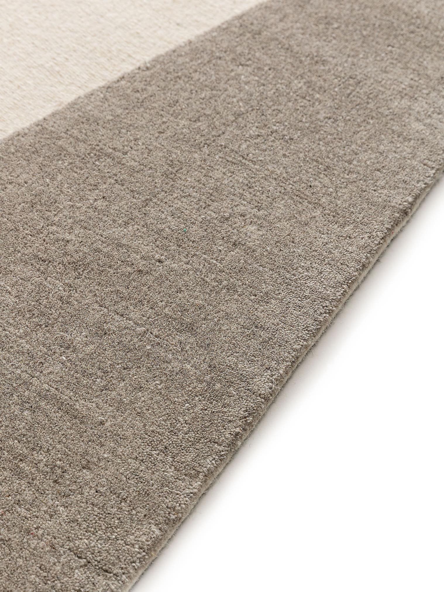 Teppich aus 80% Wolle, 20% Baumwolle in Grau mit 11 bis 20 mm hohem Flor von benuta Pure