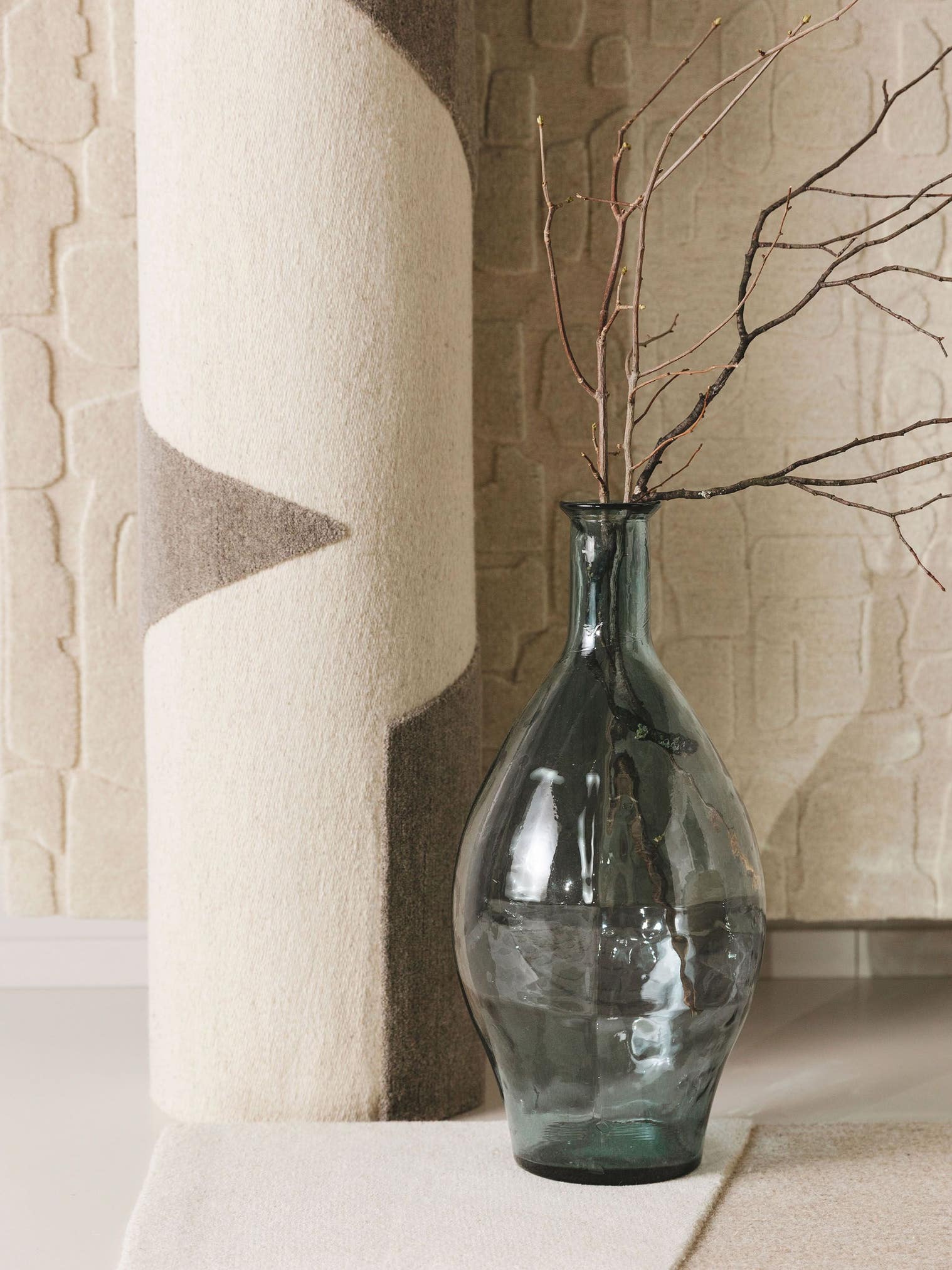 Teppich aus 80% Wolle, 20% Baumwolle in Grau mit 11 bis 20 mm hohem Flor von benuta Pure