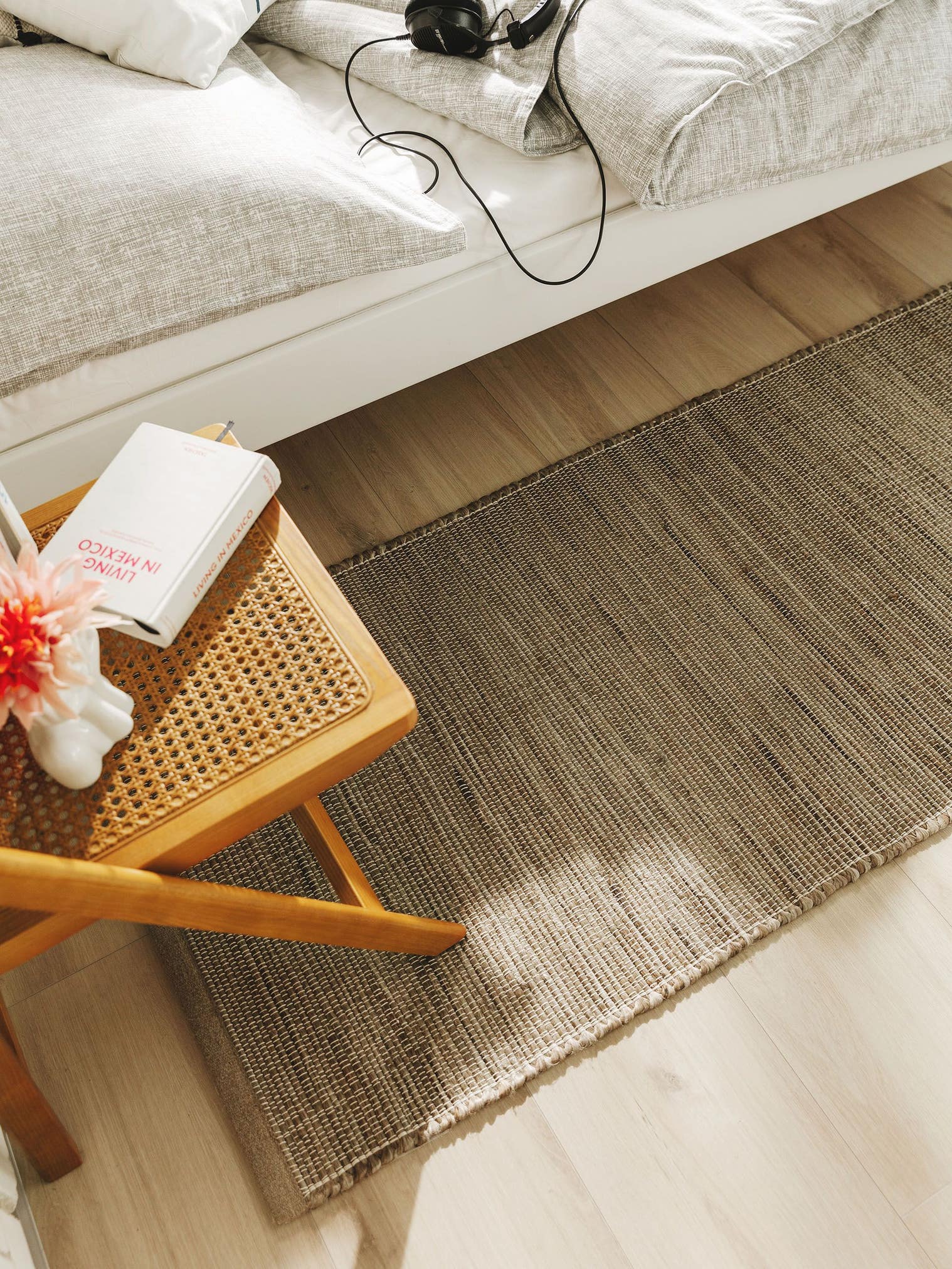 Rug made of 85% jute, 15% cotton in Beige with a 1- 5 mm high pile by benuta Pop