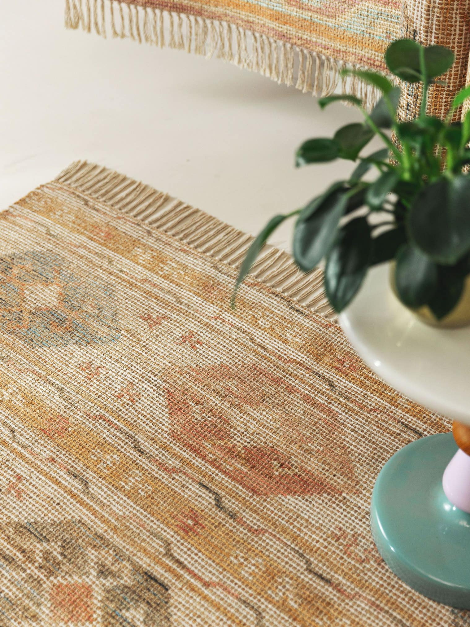 Teppich aus 68% Jute, 20% Polyester, 12% Baumwolle in Multicolor mit bis 5 mm hohem Flor von benuta Pop