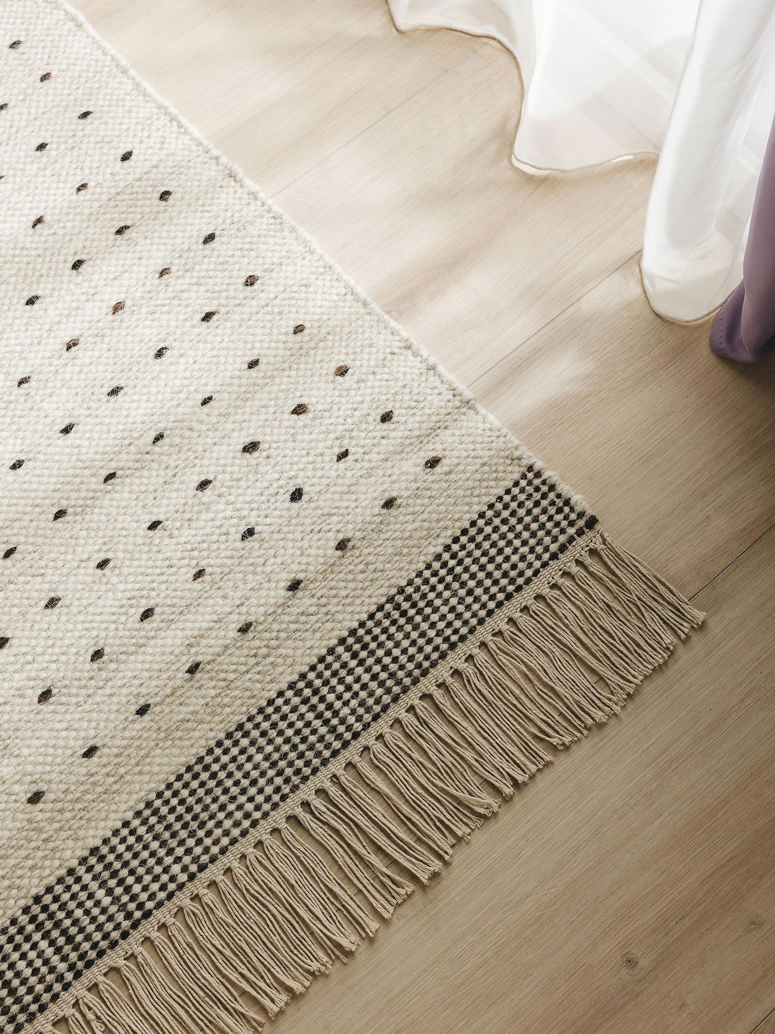 Alfombra de 70% Lana, 30% Algodón en Blanco y Negro con un pelo de {{Placeholder_Pile Height}} de altura de benuta Pop