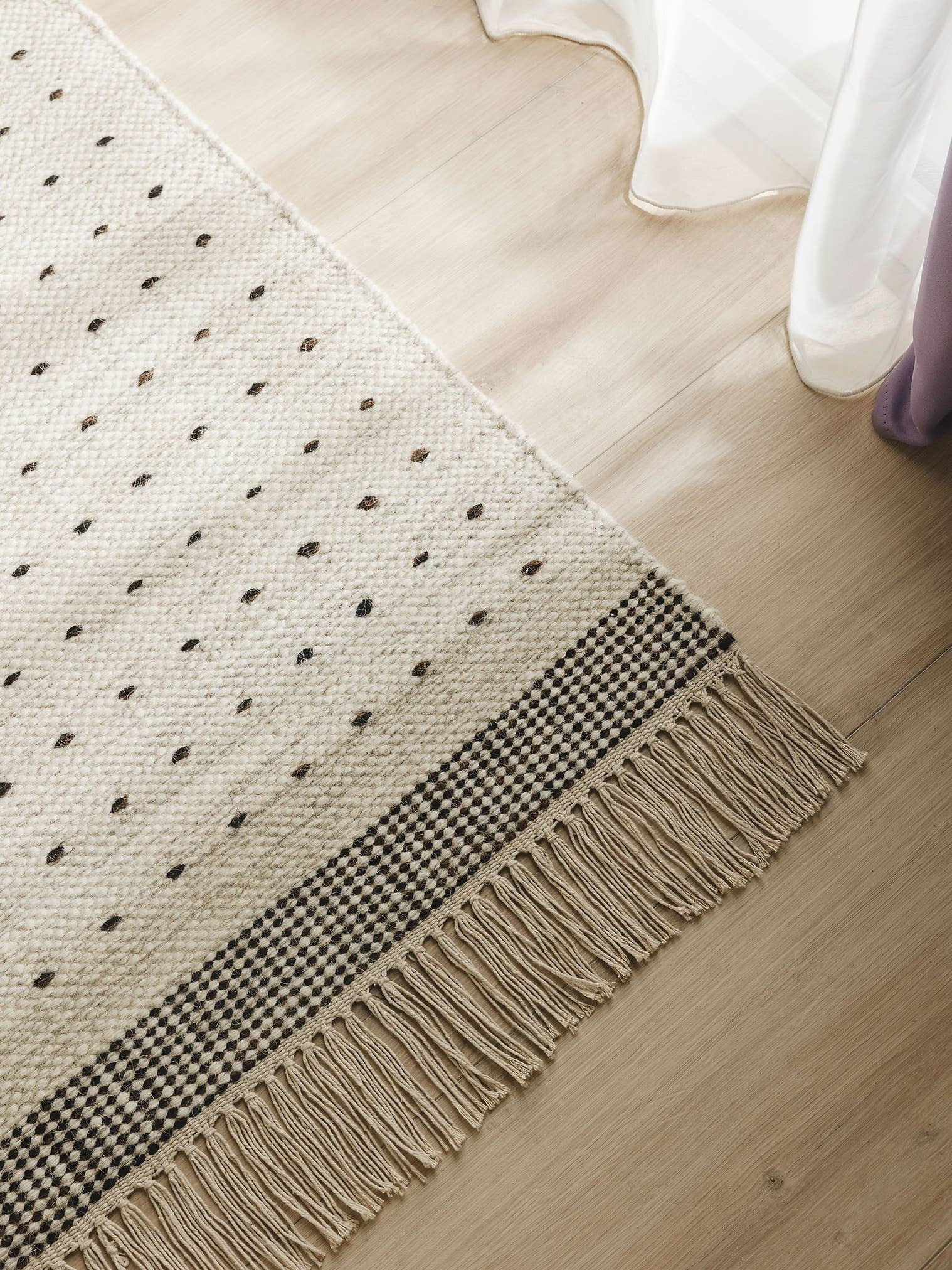 Rug made of 70% Wool, 30% Cotton in Black/White with a 1- 5 mm high pile by benuta Pop