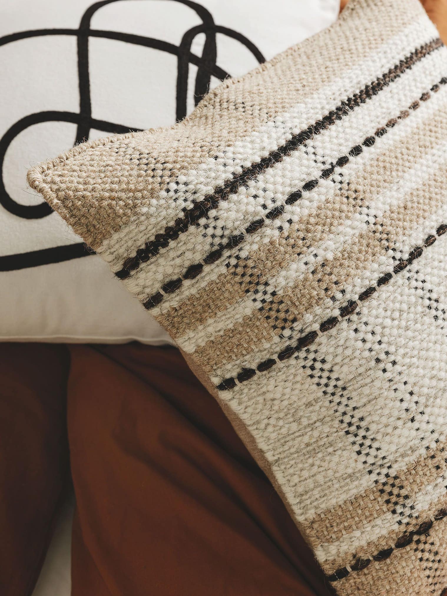 Pudebetræk Bahati Beige i Striber-design lavet af 70% Uld, 30% Bomuld fra benuta Pop