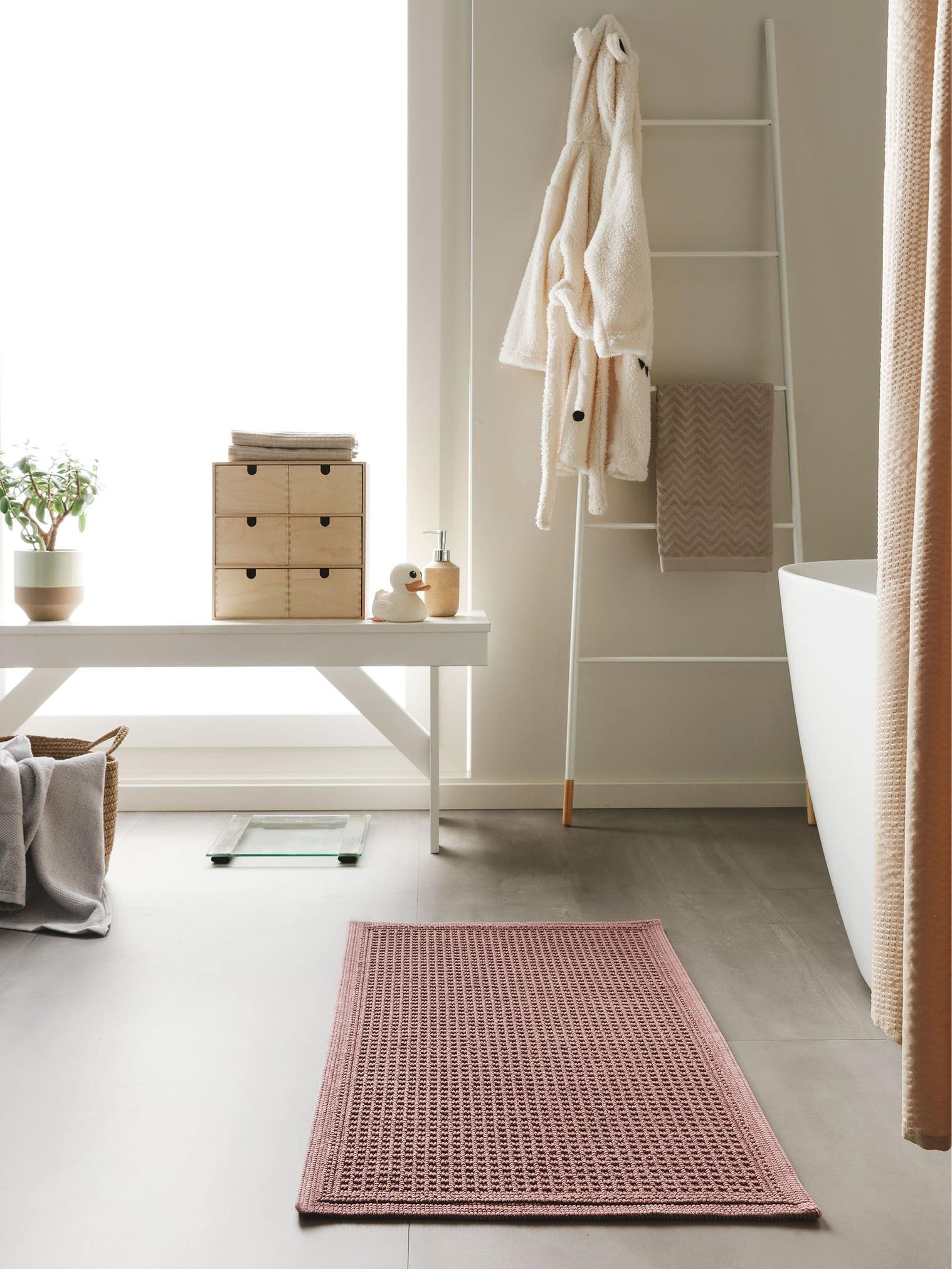 Rug made of 100% Cotton in Pink with a 1- 5 mm high pile by benuta Nest