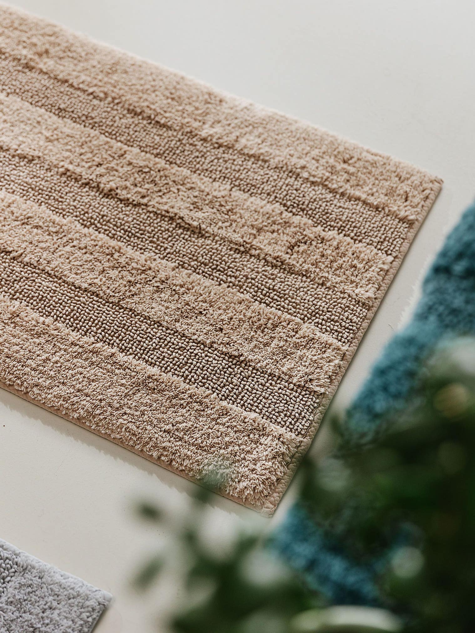 Tæppe af 100% Bomuld i Beige med 1- 5 mm høj luv fra benuta Nest