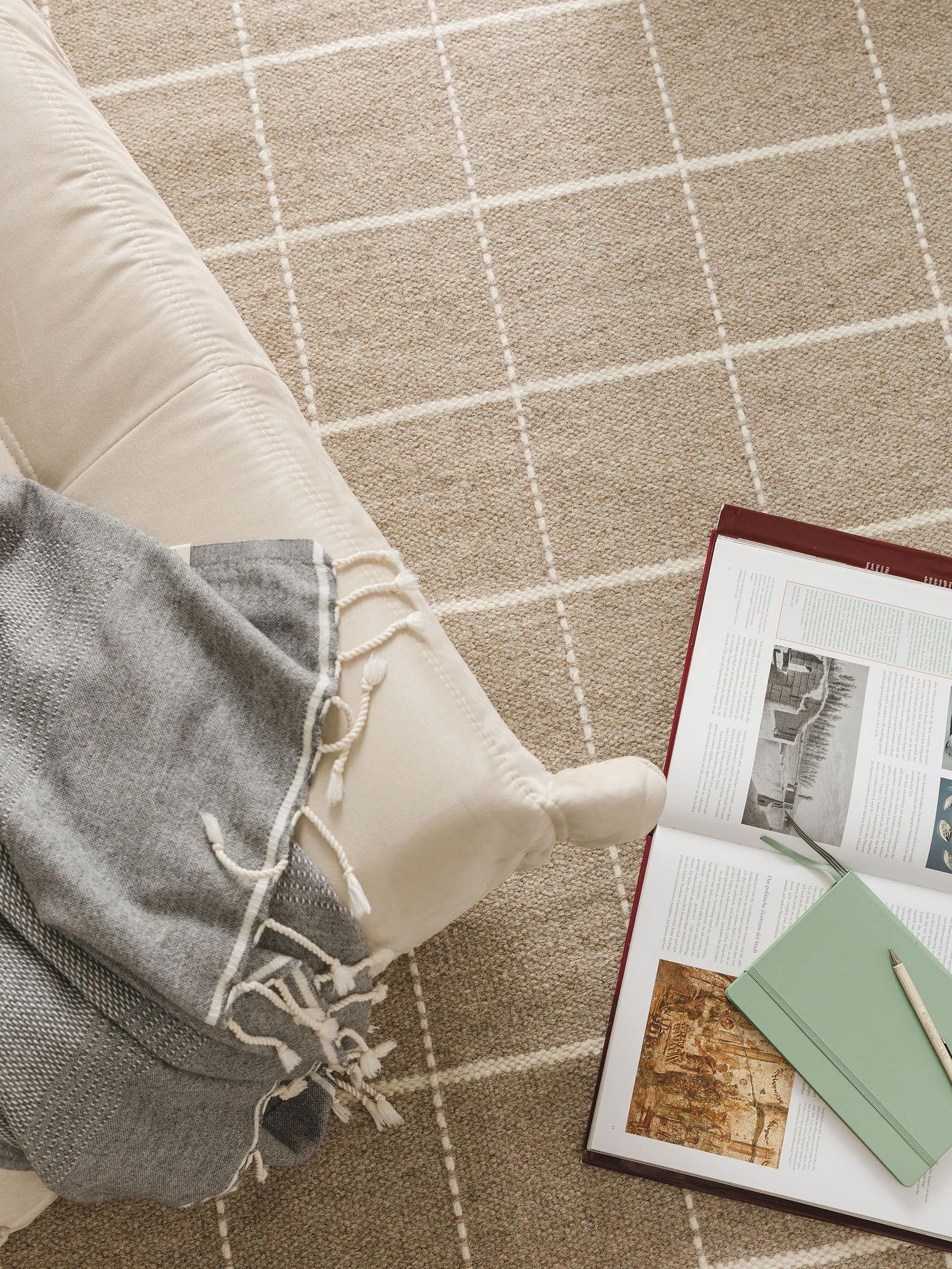 Teppich aus 90% Wolle, 10% Baumwolle in Taupe mit 6 bis 10 mm hohem Flor von benuta Pure