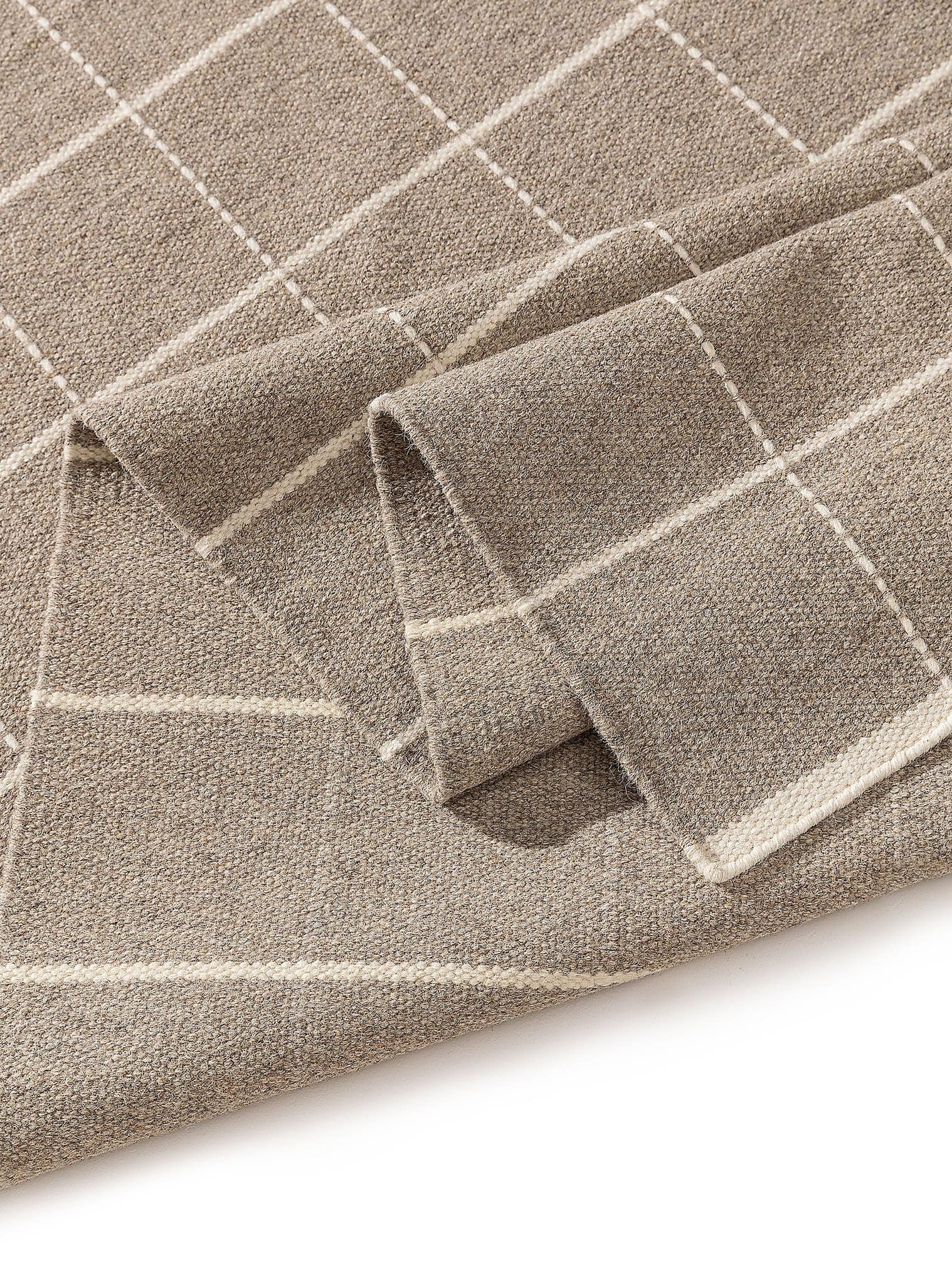 Teppich aus 90% Wolle, 10% Baumwolle in Taupe mit 6 bis 10 mm hohem Flor von benuta Pure
