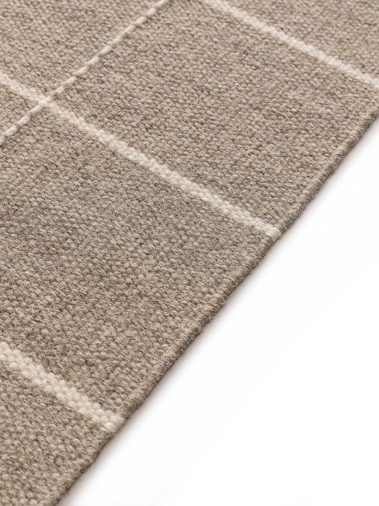Teppich aus 90% Wolle, 10% Baumwolle in Taupe mit 6 bis 10 mm hohem Flor von benuta Pure