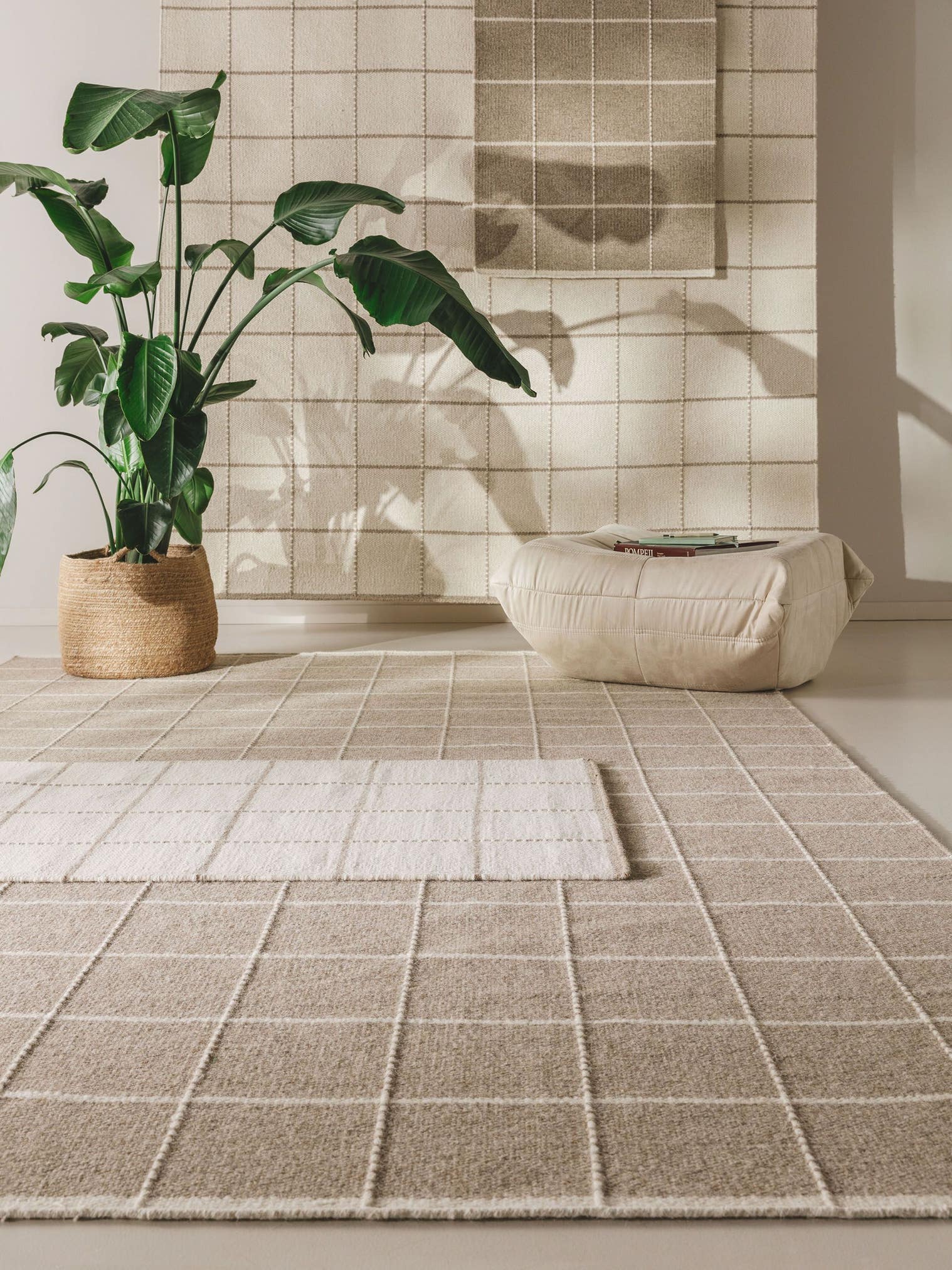 Teppich aus 90% Wolle, 10% Baumwolle in Taupe mit 6 bis 10 mm hohem Flor von benuta Pure