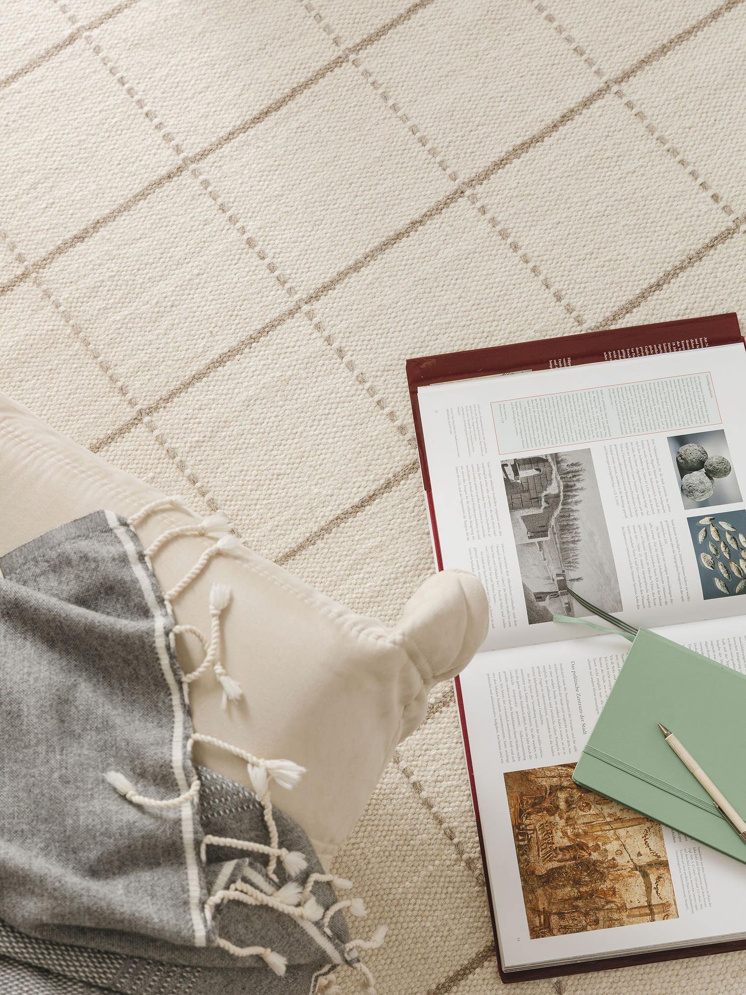Teppich aus 90% Wolle, 10% Baumwolle in Beige mit 6 bis 10 mm hohem Flor von benuta Pure