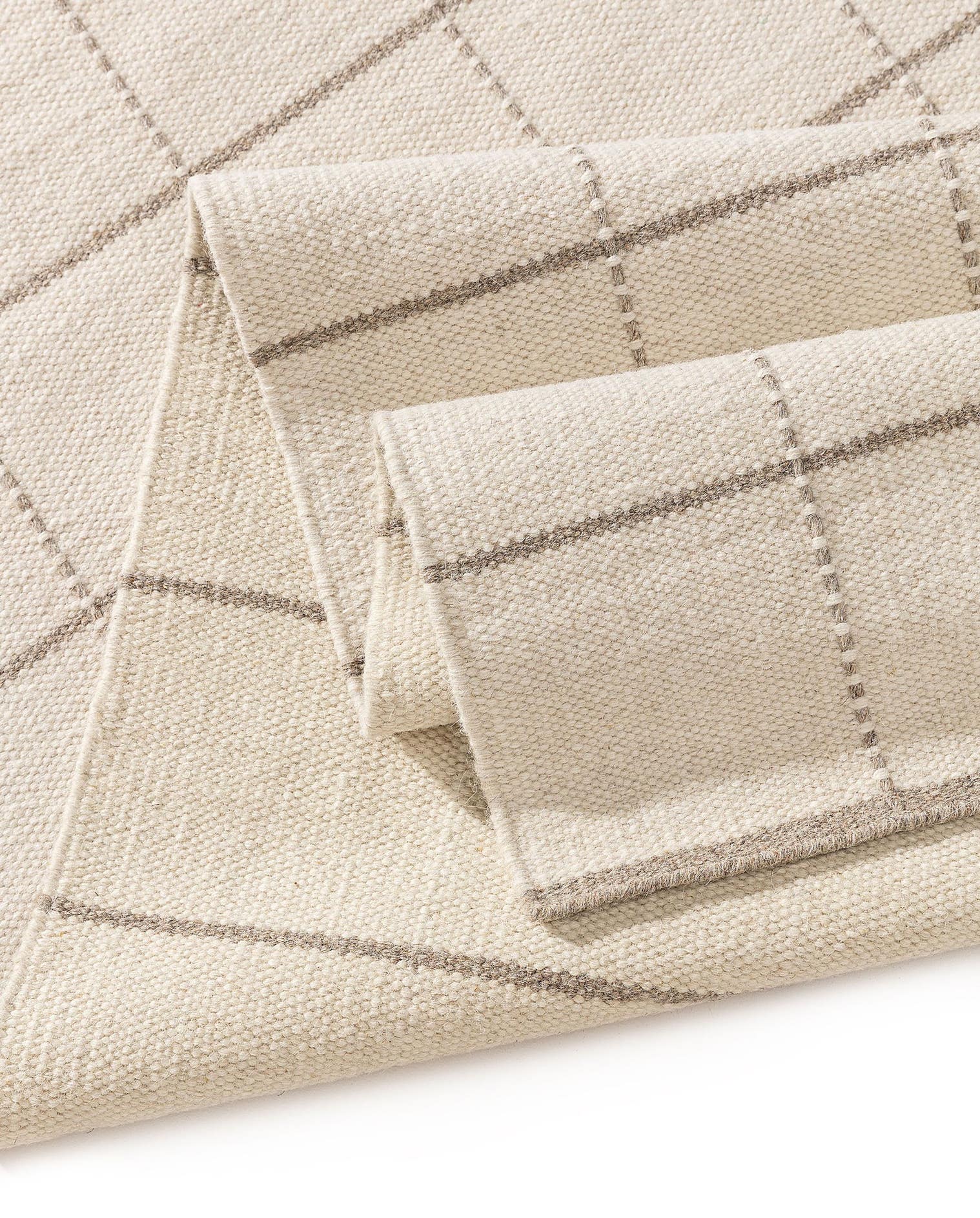 Teppich aus 90% Wolle, 10% Baumwolle in Beige mit 6 bis 10 mm hohem Flor von benuta Pure