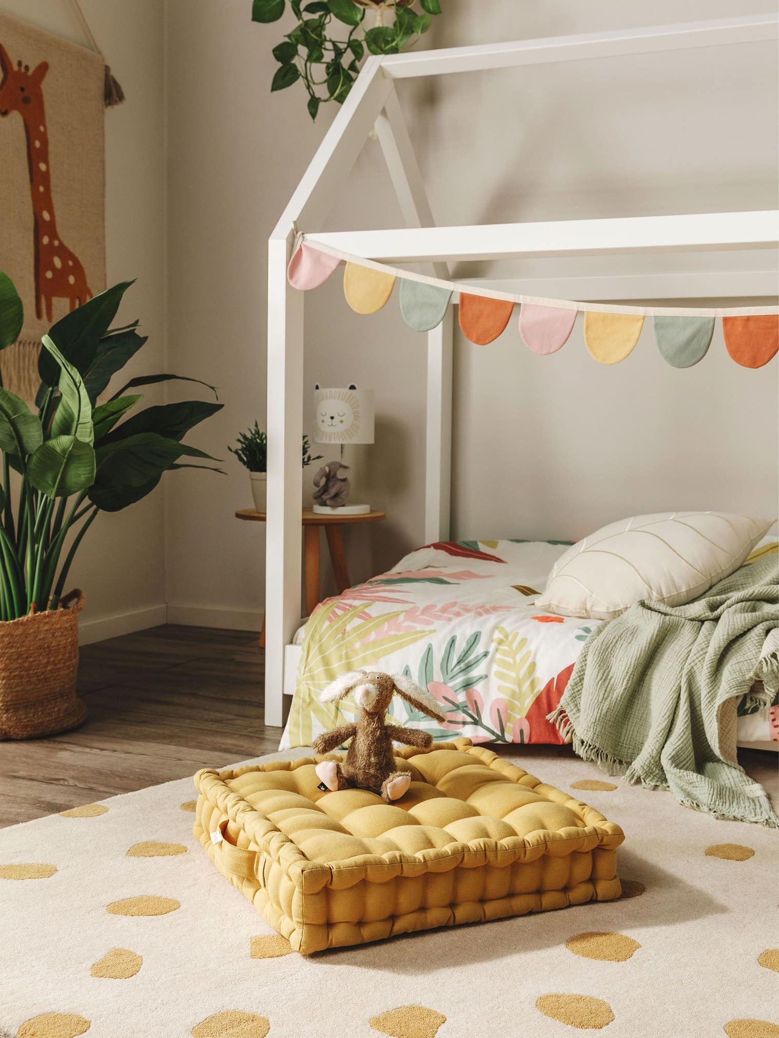 Gulvpute Bene Gul i Uni-design laget av 100 % bomull fra Lytte