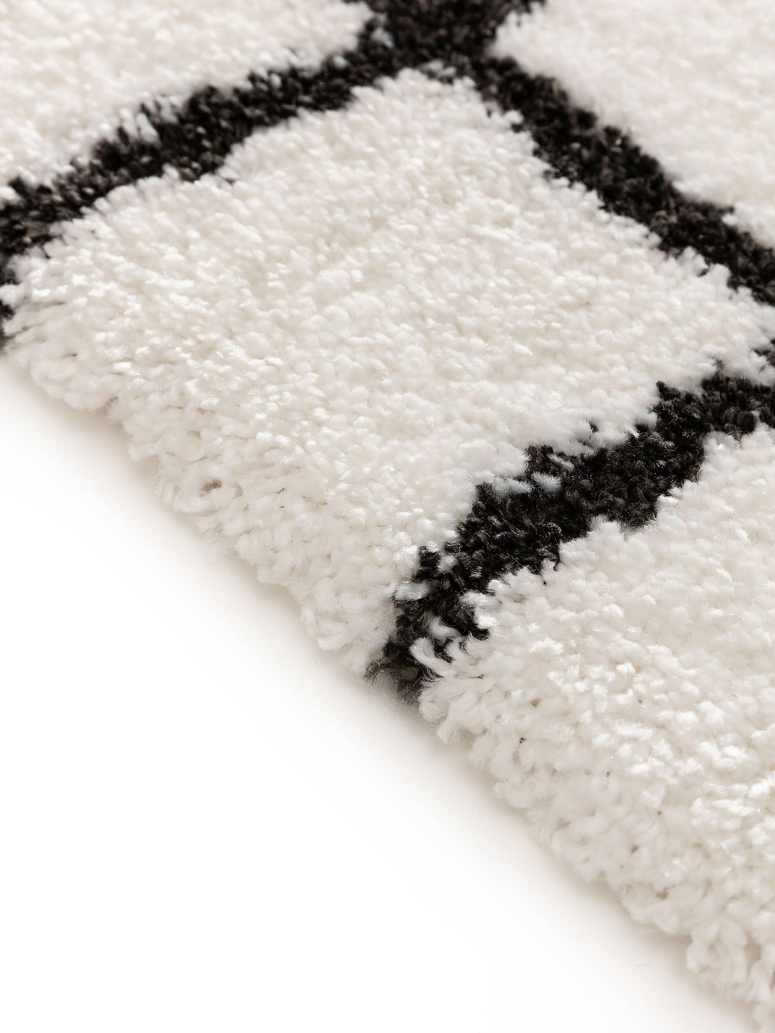 Teppich aus 100% Polypropylen in Schwarz/Weiß mit 21 bis 30 mm hohem Flor von benuta Pop