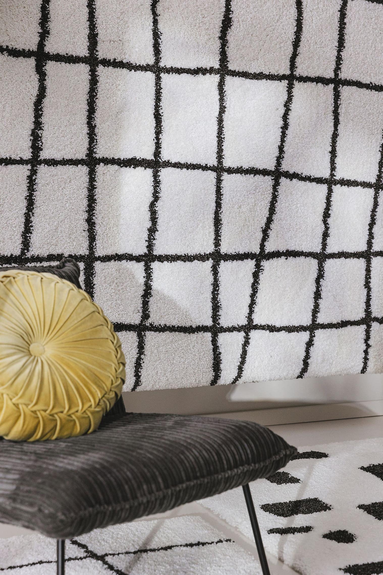 Teppich aus 100% Polypropylen in Schwarz/Weiß mit 21 bis 30 mm hohem Flor von benuta Pop