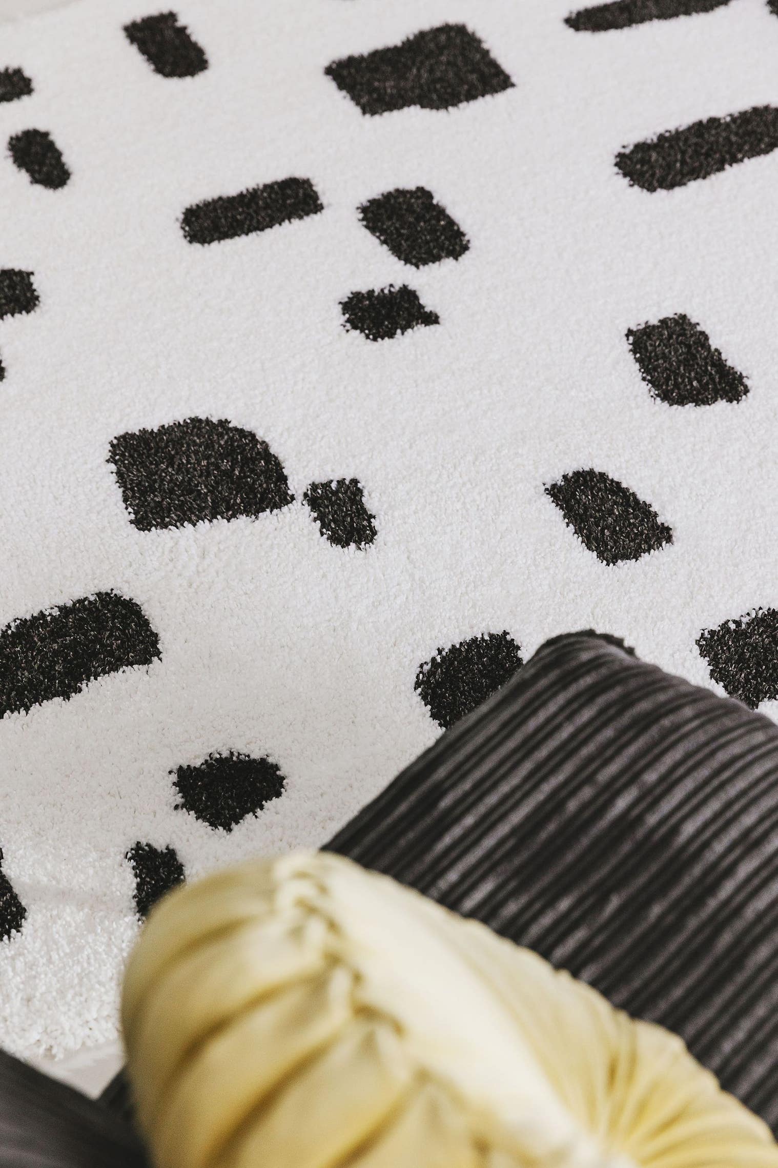 Teppich aus 100% Polypropylen in Schwarz/Weiß mit 21 bis 30 mm hohem Flor von benuta Pop