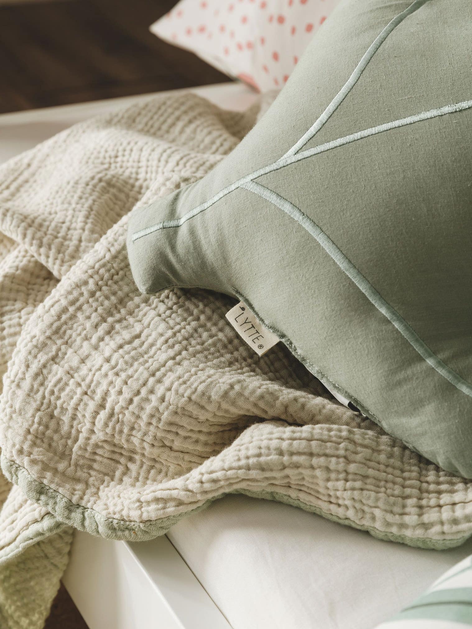 Kudde Hana Grön med Botanicals&Florals-design i 100% Bomull från Lytte