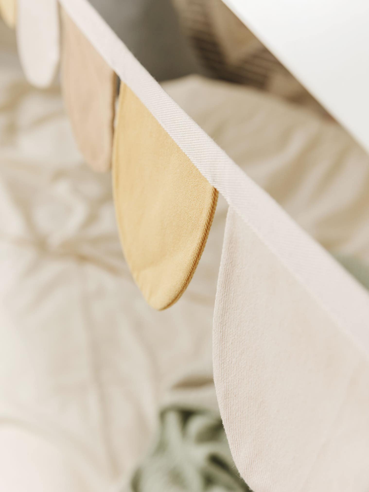 Seinä koristelu Hana Beige/Keltainen Kasvitieteet&kukat-suunnittelussa, valmistettu 100% puuvillaaista, Lyttein toimesta