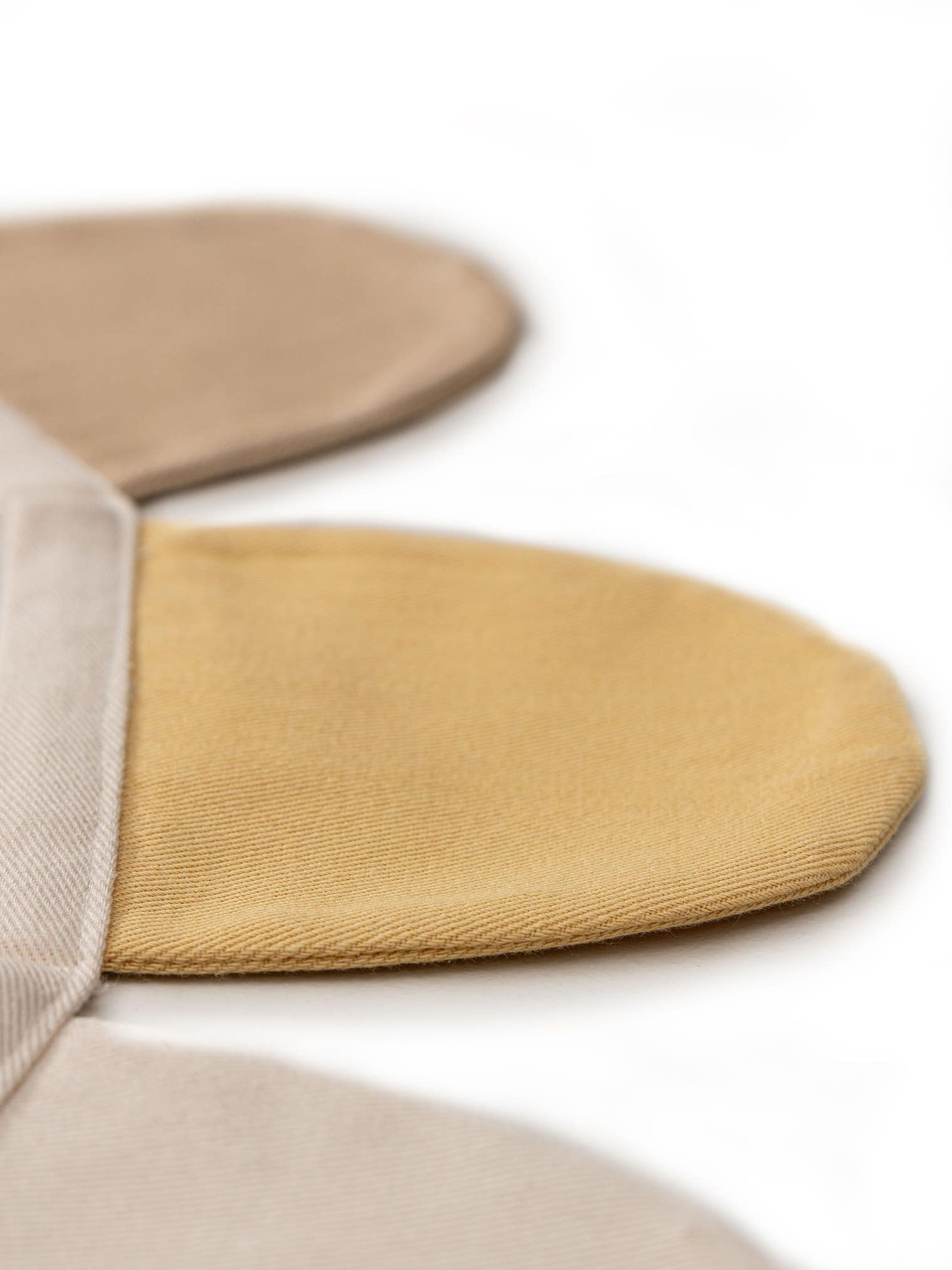 Seinä koristelu Hana Beige/Keltainen Kasvitieteet&kukat-suunnittelussa, valmistettu 100% puuvillaaista, Lyttein toimesta