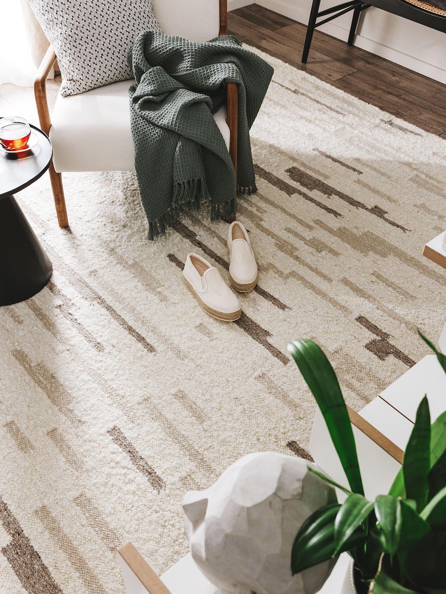 Teppich aus 90% Wolle, 10% Baumwolle in Beige mit 11 bis 20 mm hohem Flor von benuta Pure