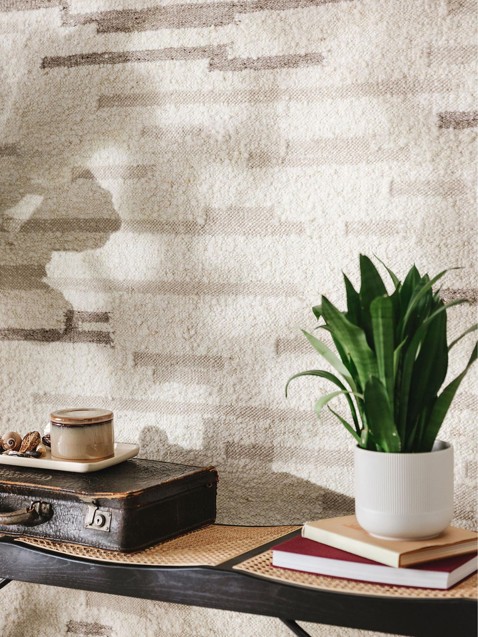 Teppich aus 90% Wolle, 10% Baumwolle in Beige mit 11 bis 20 mm hohem Flor von benuta Pure
