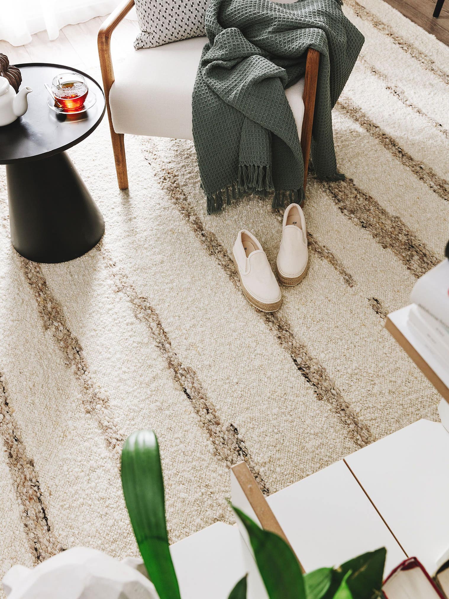 Teppich aus 90% Wolle, 10% Baumwolle in Beige mit 11 bis 20 mm hohem Flor von benuta Pure