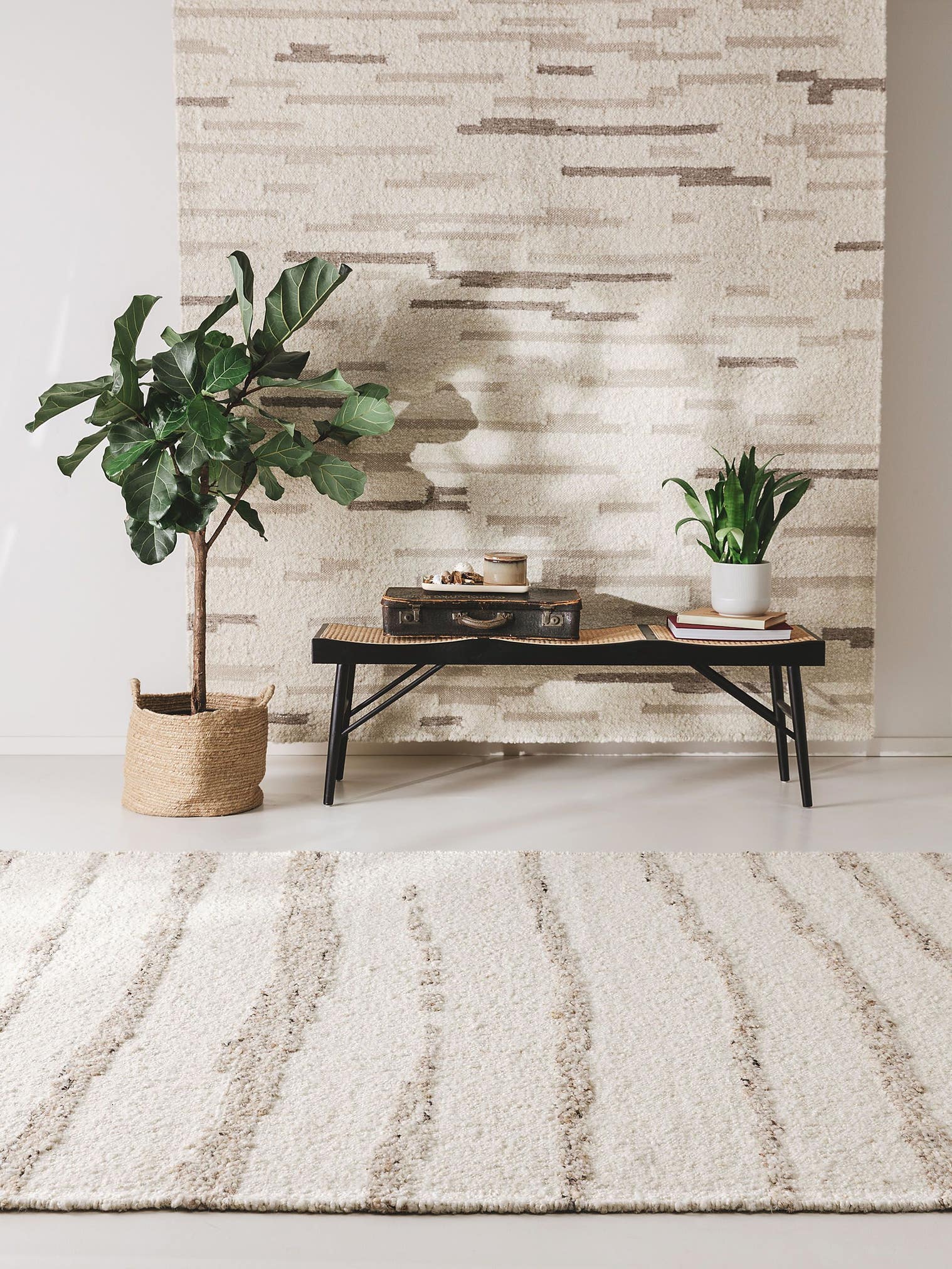 Teppich aus 90% Wolle, 10% Baumwolle in Beige mit 11 bis 20 mm hohem Flor von benuta Pure